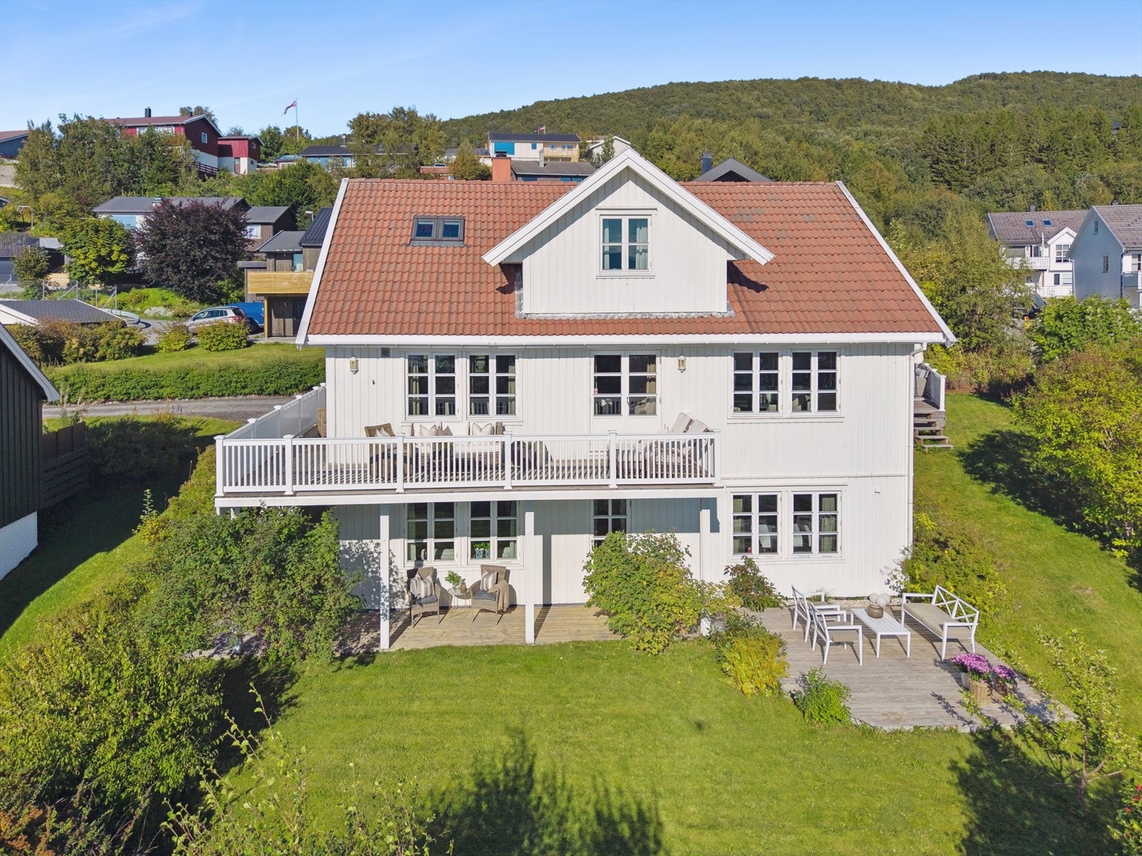 Pent opparbeidet hage med diverse beplantninger. Boligen har terrasser og veranda som utnytter solforholdene godt. Galleribilde