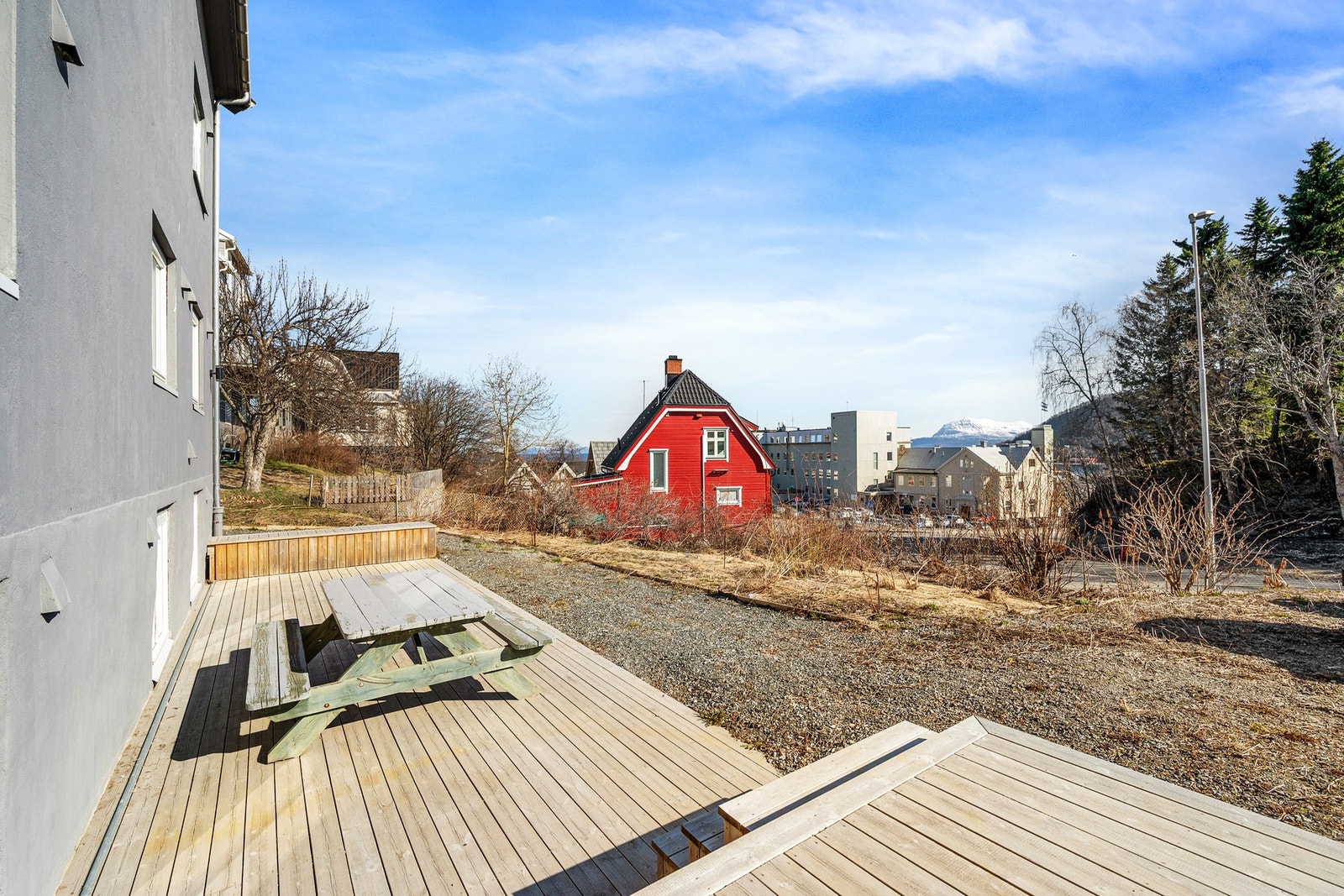 Rett utenfor inngangen er det et stort terrasseområde med gode solforhold Galleribilde