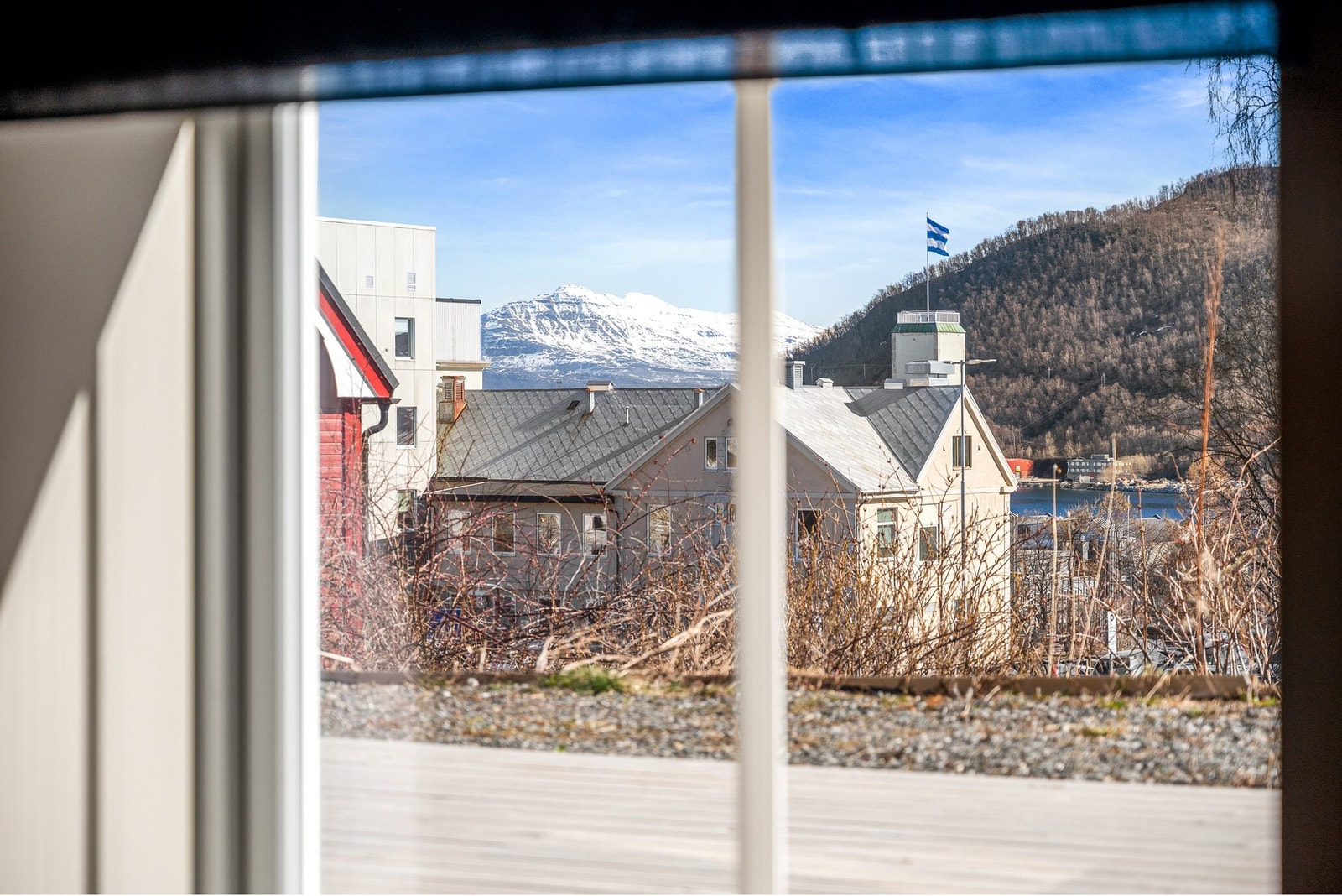 Leiligheten ligger i bygningens underetasje, og eiendommens høytliggende plassering sørger for at du har flott utsikt også fra stua! Galleribilde