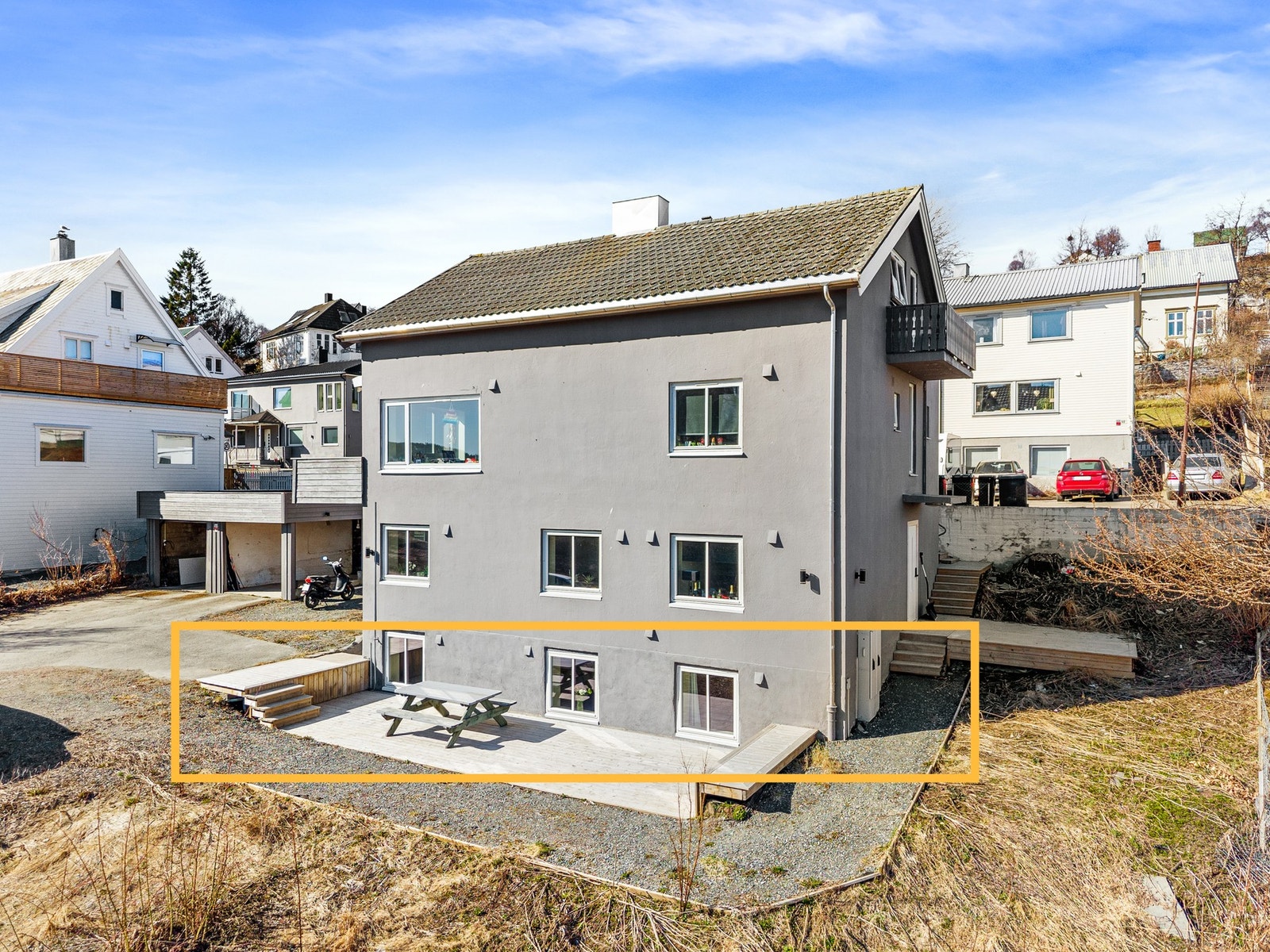 Nylig renovert sentrumsleilighet med 2 soverom og stort uteareal i front av boligen - ypperlig for sosiale anledninger når vi går mot sol og sommer! Galleribilde
