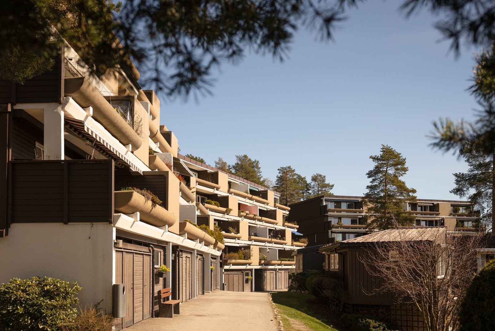Svært stille og rolig område med bilfrie soner og nærhet til skoler, barnehager og marka. Galleribilde