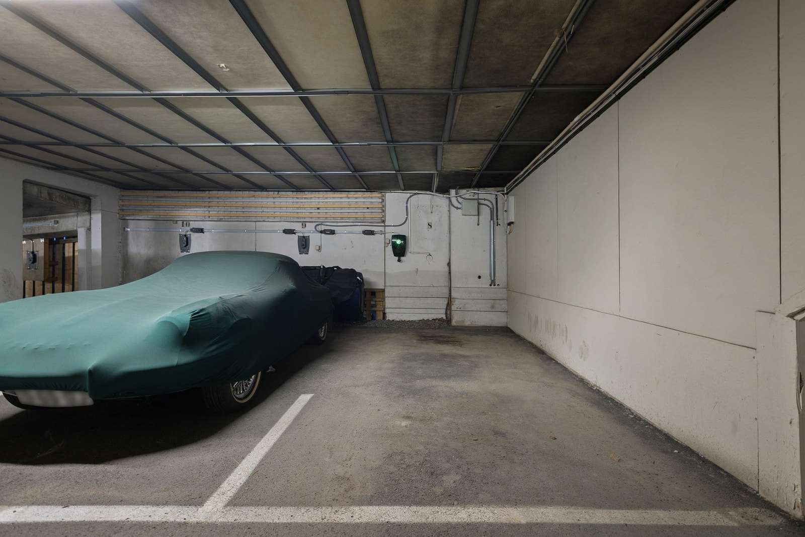 Garasjeplass med el-lader. Stor gjesteparkering med 4 el-bil ladere. Galleribilde
