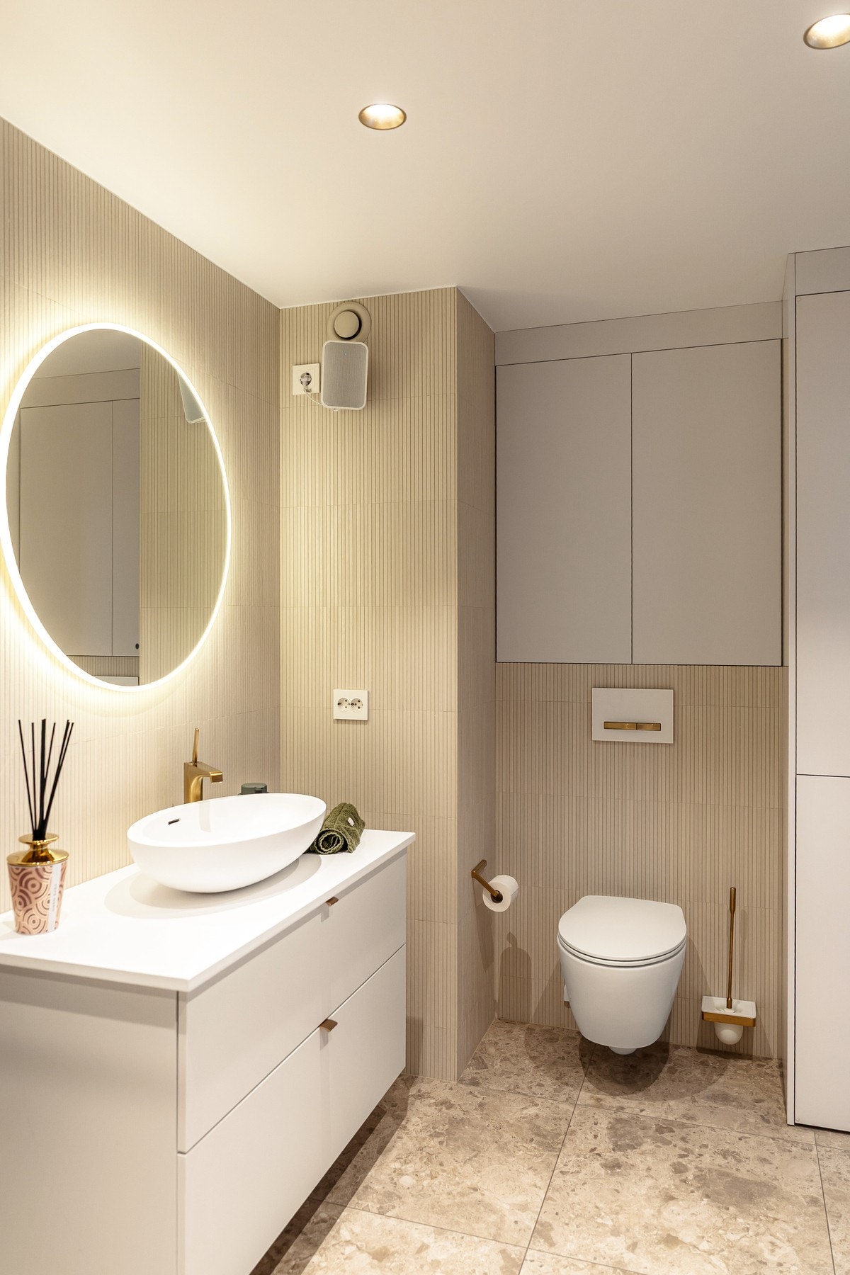 Baderomsfliser fra Italia: Mosaico Piu Sticks på vegger, Marazzi Caracter Max Beige på gulv. Galleribilde