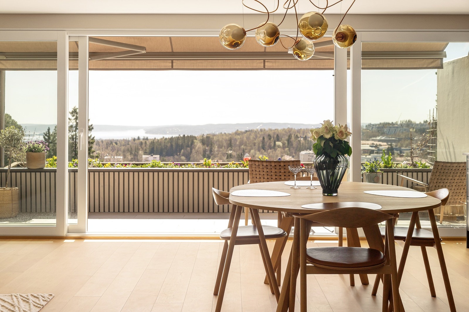 Lys og romslig stue med åpen kjøkkenløsning og terrasse som naturlig forlengelse. Galleribilde