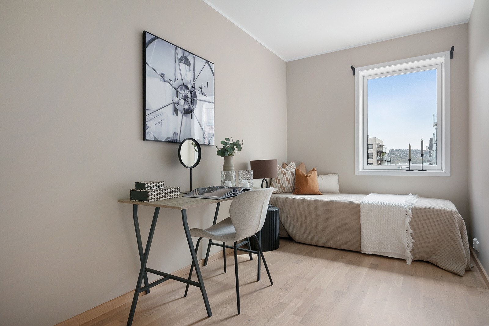 Soverom 2 har plass til seng, nattbord og garderobeskap. Galleribilde