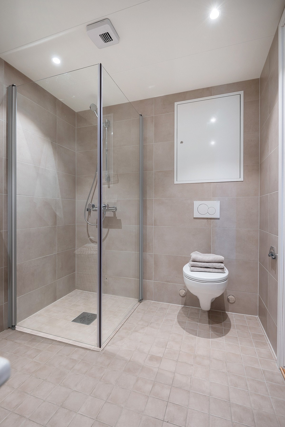 Badet er stilrent med downlights i himlingen, og har plass/opplegg til vaskemaskin og evt. tørketrommel. Galleribilde