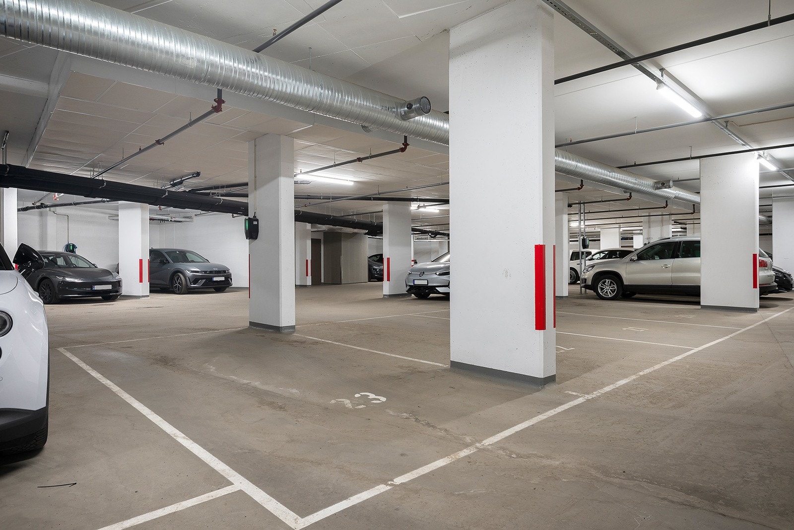 Medfølgende parkeringsplass i byggets garasjeanlegg, parkeringsplassen har EL-lader. Galleribilde