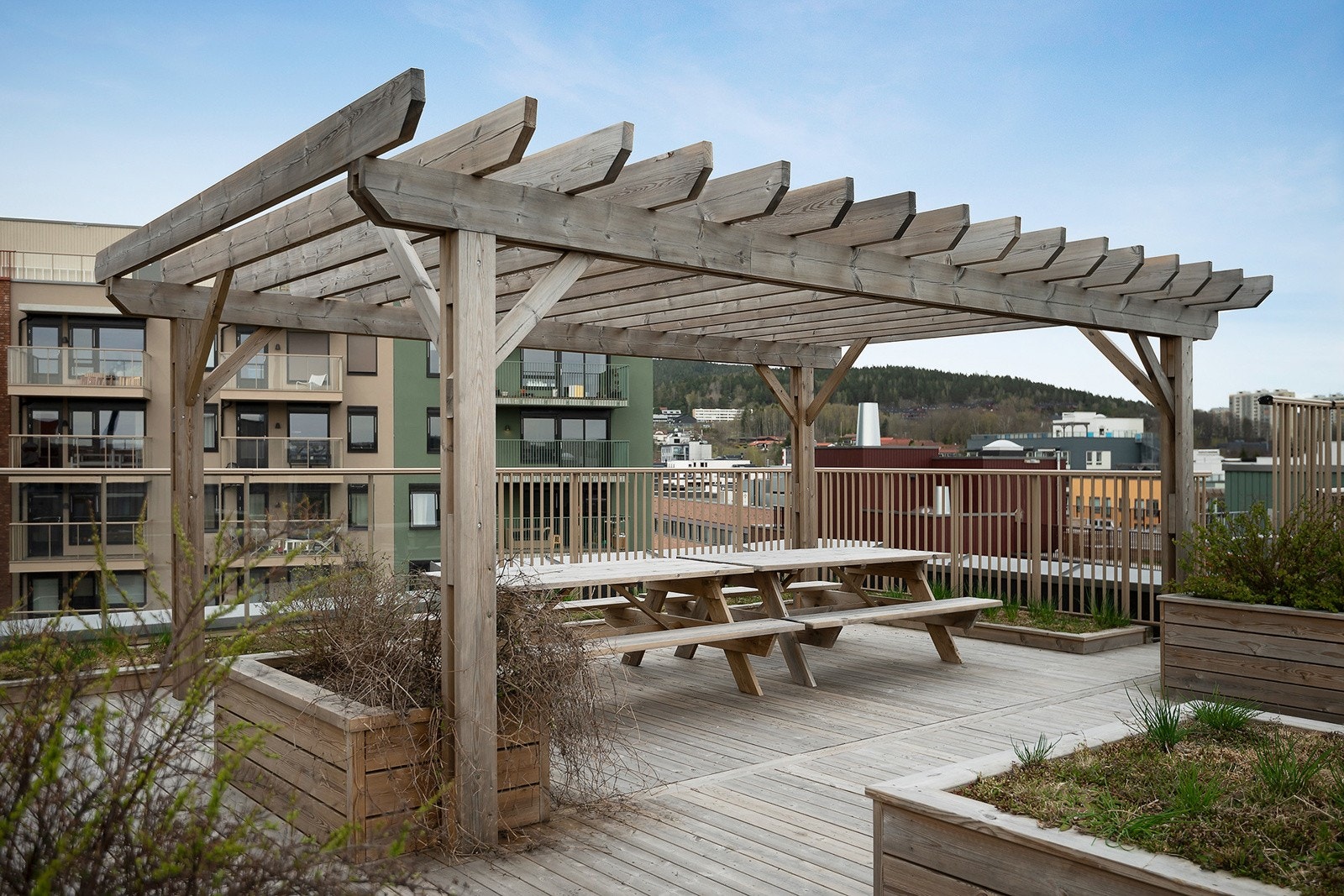 Felles takterrasse med flere sittegrupper gir enda en mulighet for å nyte solen. Galleribilde