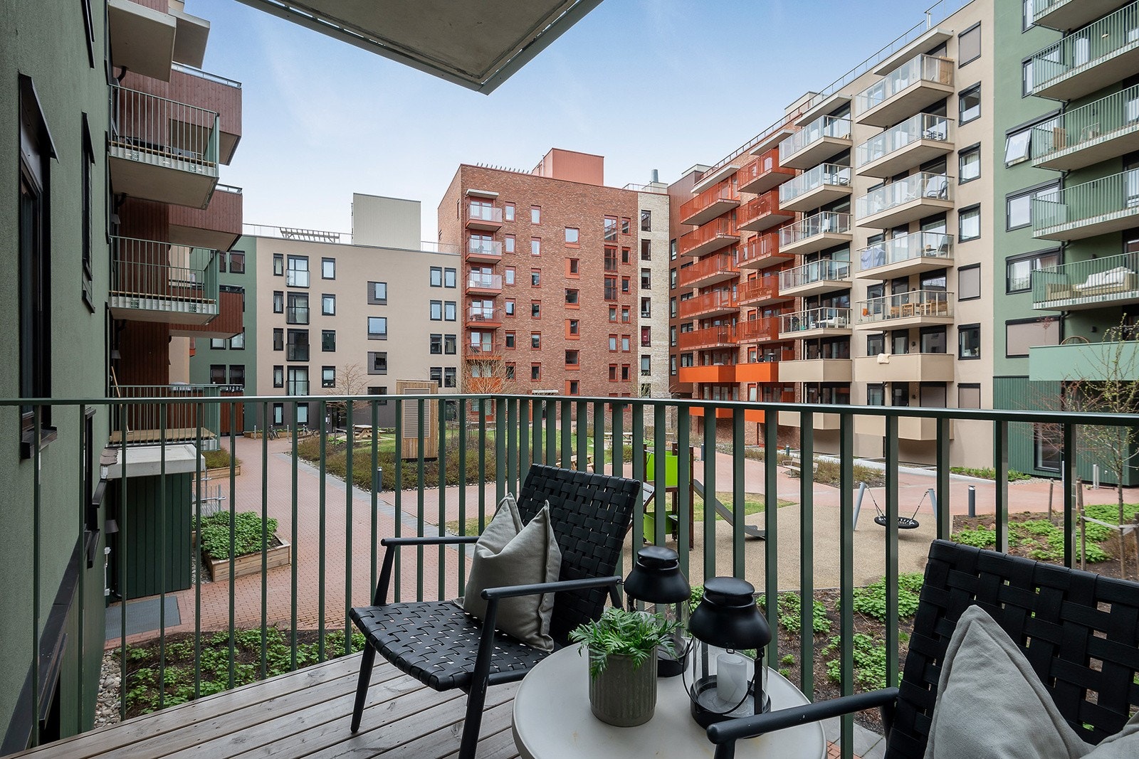 Balkongen fra soverommet vender ut mot rolig gårdsrom. Galleribilde