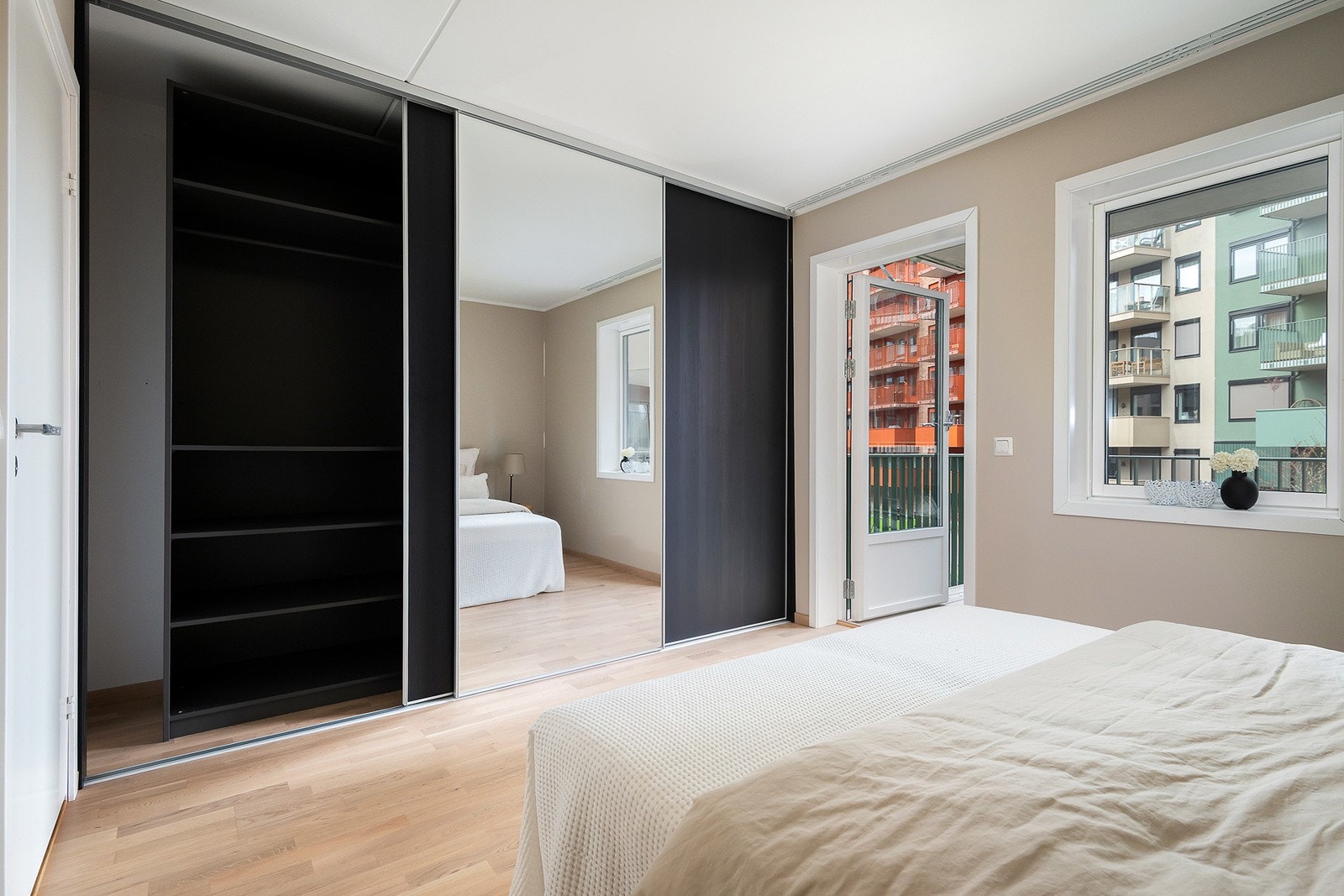 Rommet har garderobeløsning med skyvedører langs hele veggen. Galleribilde