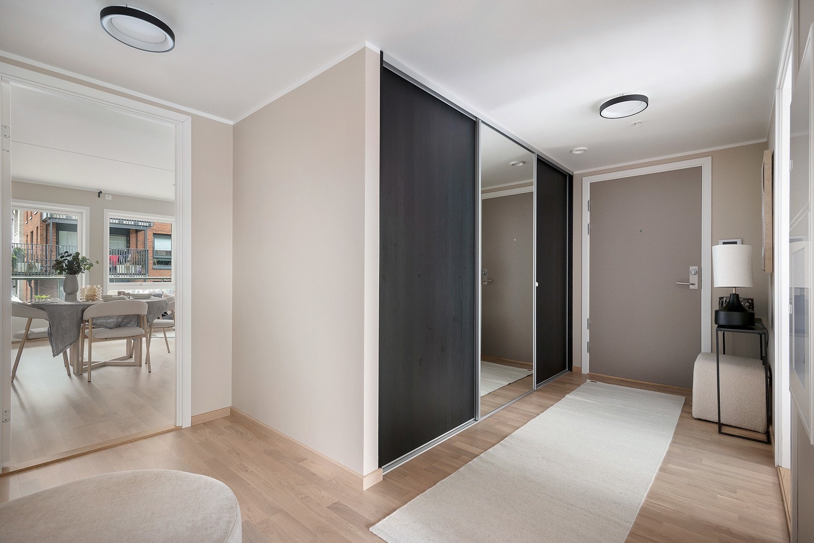 Entreen er romslig, innredet med skyvedørsgarderobe for praktisk oppbevaring. Galleribilde