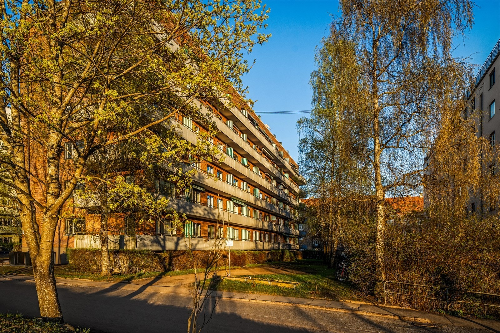 Beliggenheten kombinerer det urbane og det rolige på en god måte, med kort vei til Majorstuen som et naturlig knutepunkt for handel, servering og byliv. Her bor du sentralt, men likevel tilbaketrukket i rolige omgivelser Galleribilde