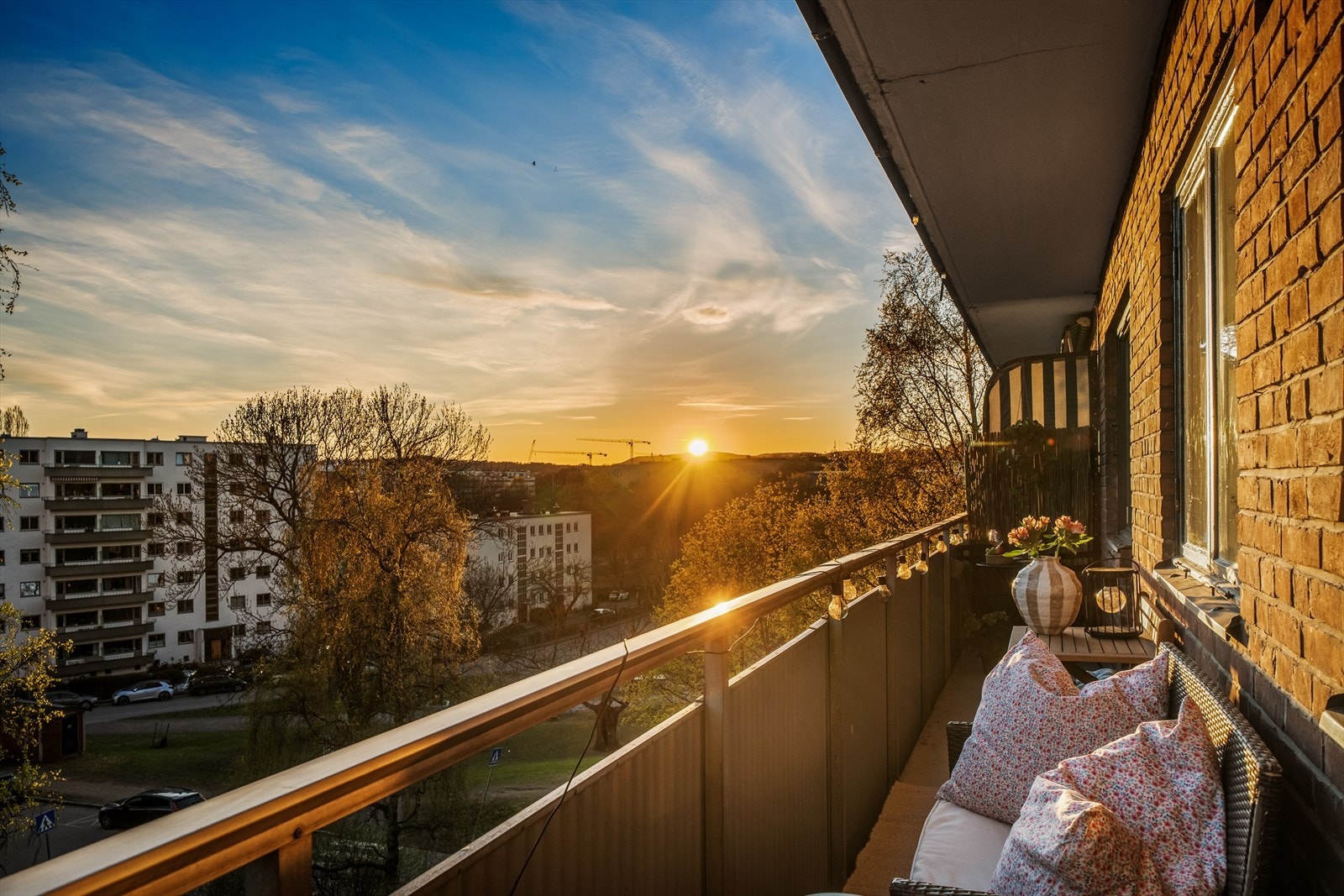 Her kan du nyte fantastiske solforhold med sol fra ca. kl. 11.30 til solnedgang på sommerstid Galleribilde
