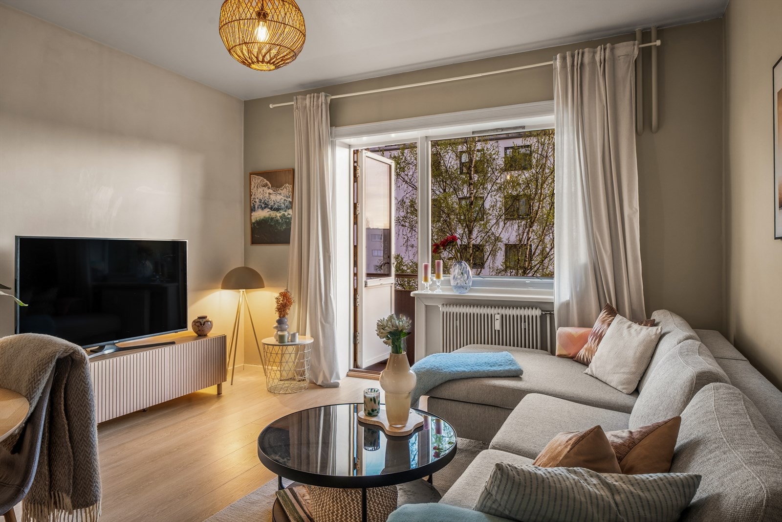 Lys og innbydende stue med store vindusflater som slipper inn rikelig med naturlig lys og skaper en luftig og behagelig atmosfære Galleribilde