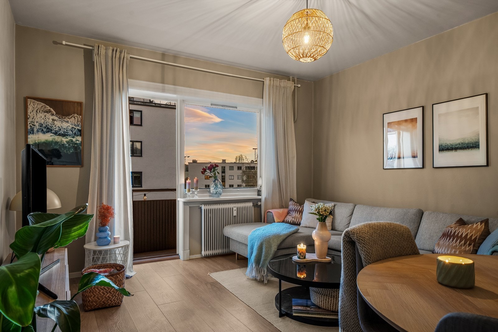 Leiligheten varmes opp via radiatorer tilknyttet felles varmeanlegg som er inkludert i felleskostnadene via A-konto Galleribilde