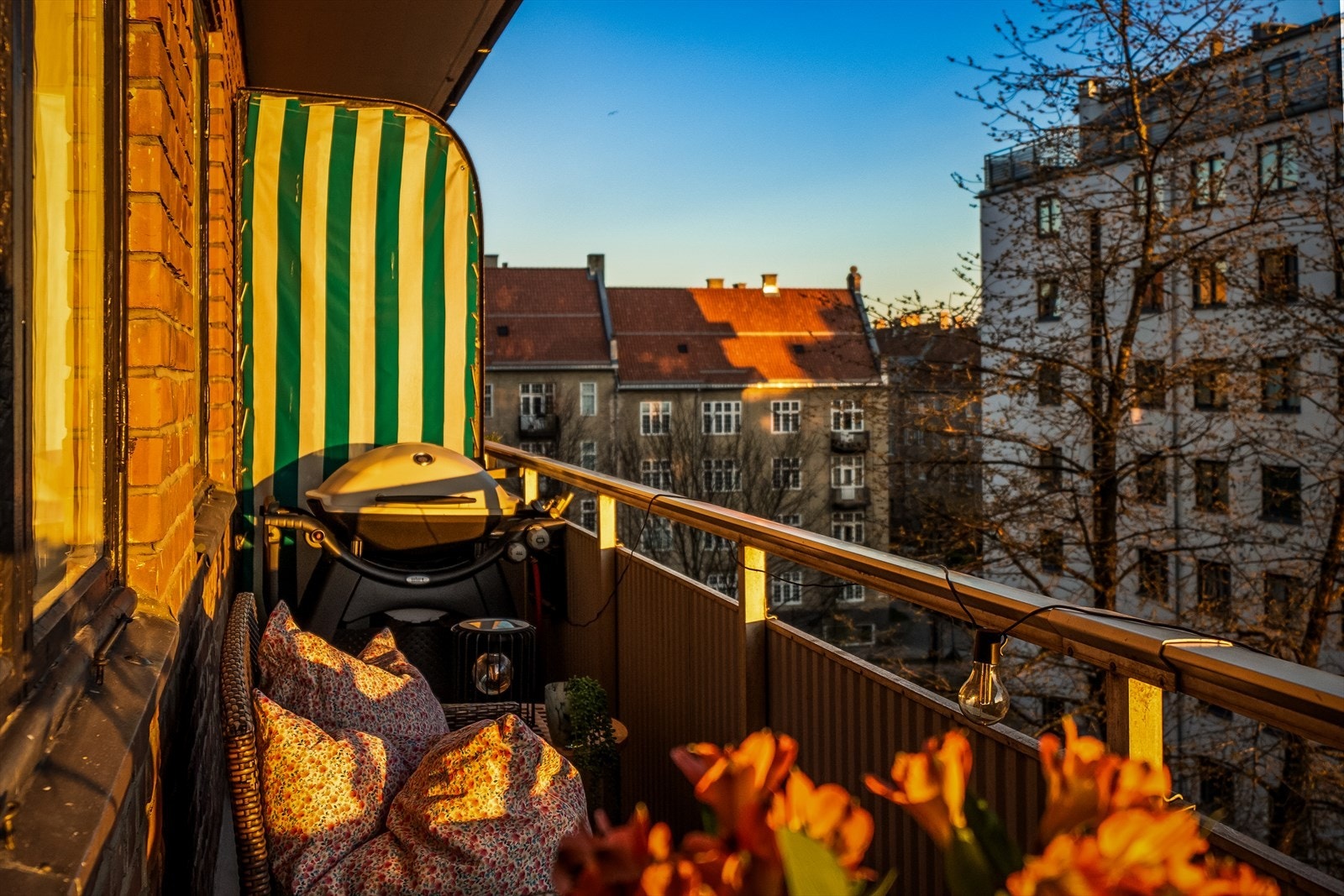Det er fin plass til utemøbler, grill og planter - perfekt for å skape en hyggelig og personlig uteplas Galleribilde