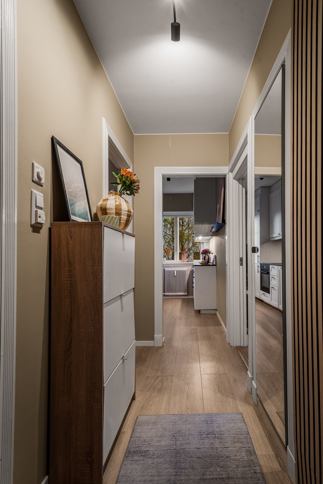 Innbydende entré med senket himling, gipsplater og en moderne, oppgradert finish Galleribilde
