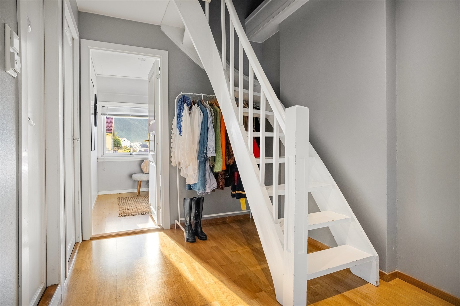 Det er i tillegg ytterligere oppbevaringsmuligheter under trappen. Galleribilde
