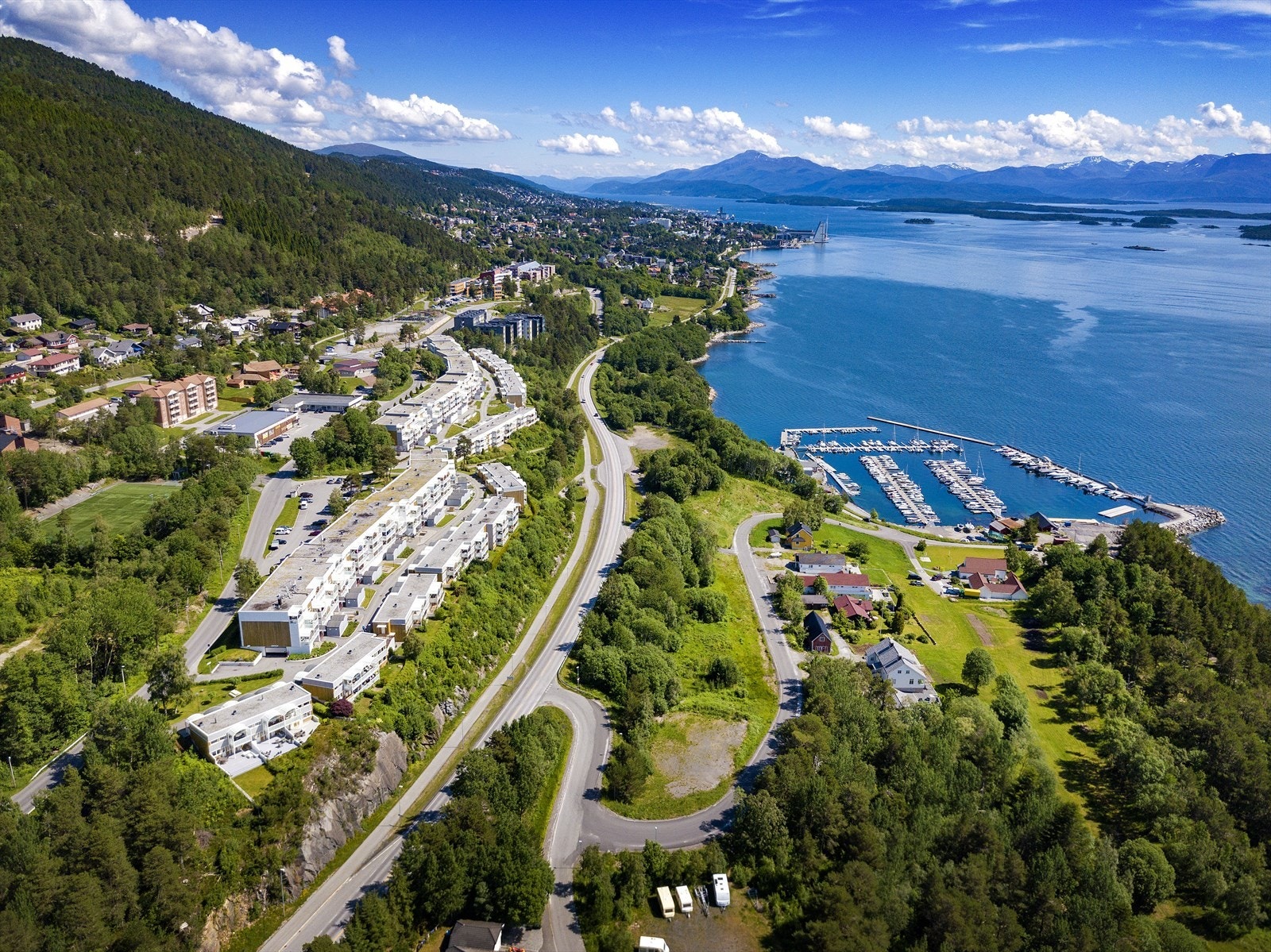Skrenten borettslag ligger ca. 5 km vest for Molde sentrum, med nærhet til både sjøen og marka Galleribilde