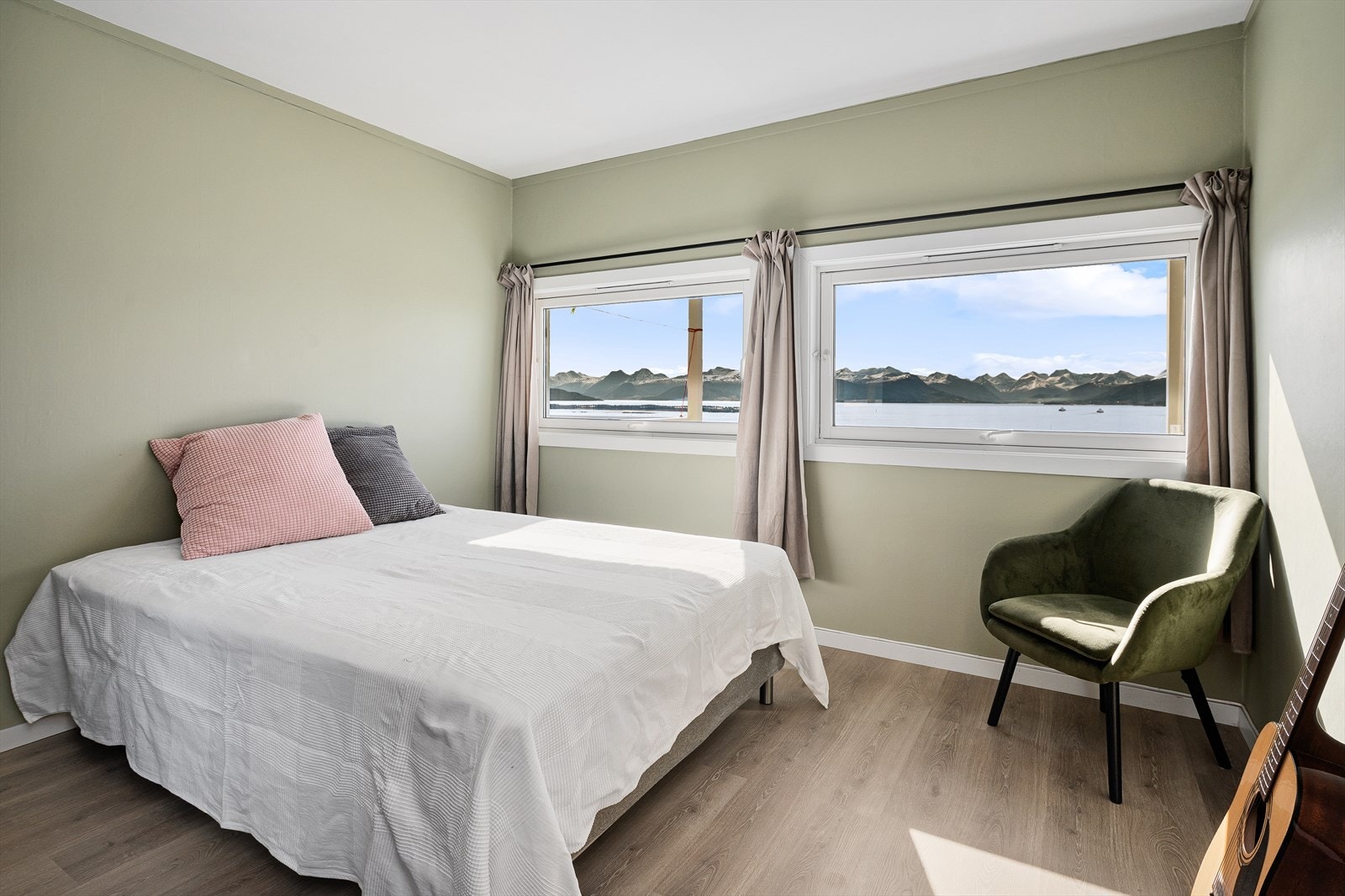 Romslig soverom med skyvedørsgarderobe Galleribilde