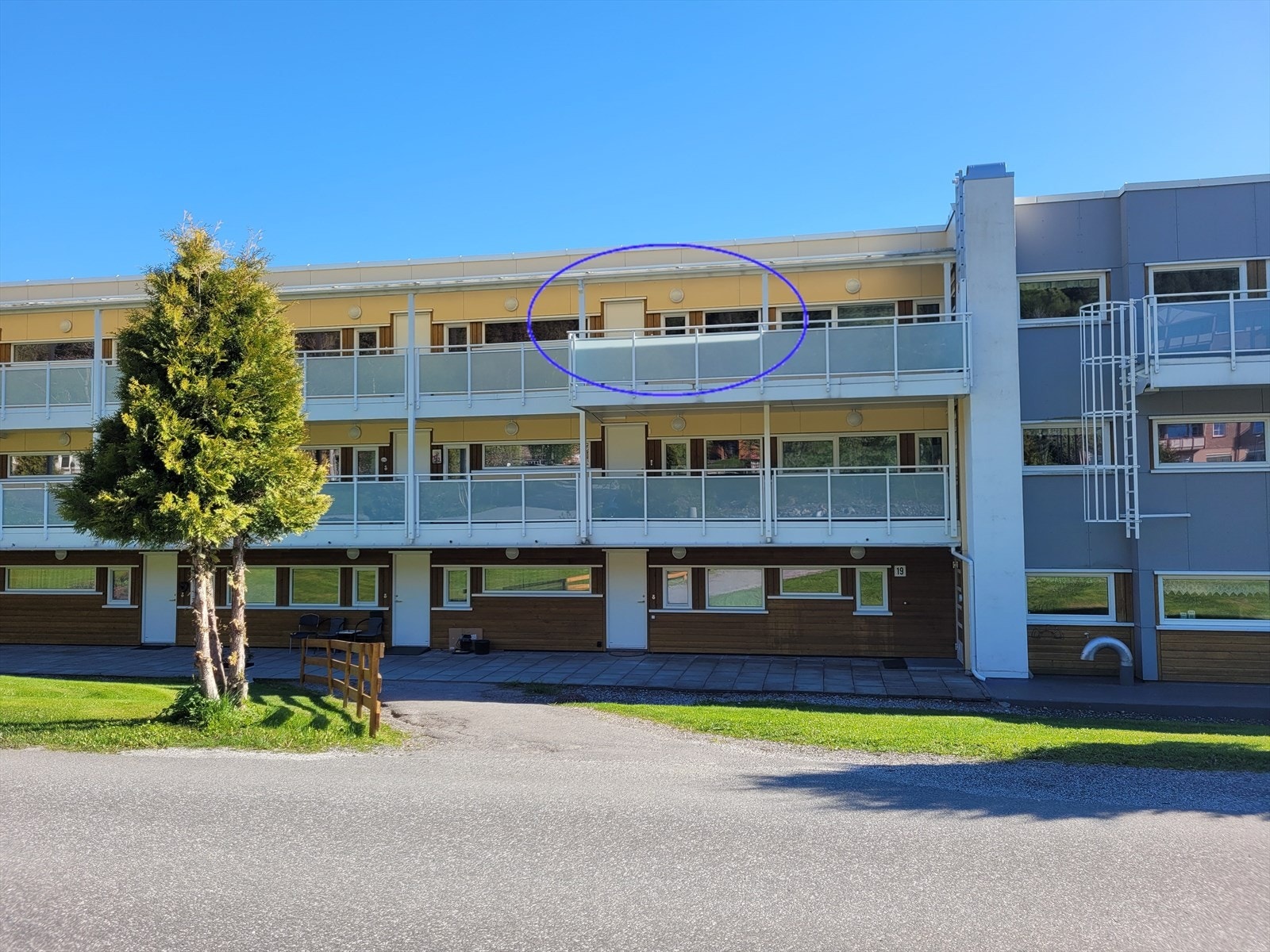 Blokken har adkomst fra både syd- og nordsiden, med inngang til leiligheten fra utvendig svalgang not nord Galleribilde