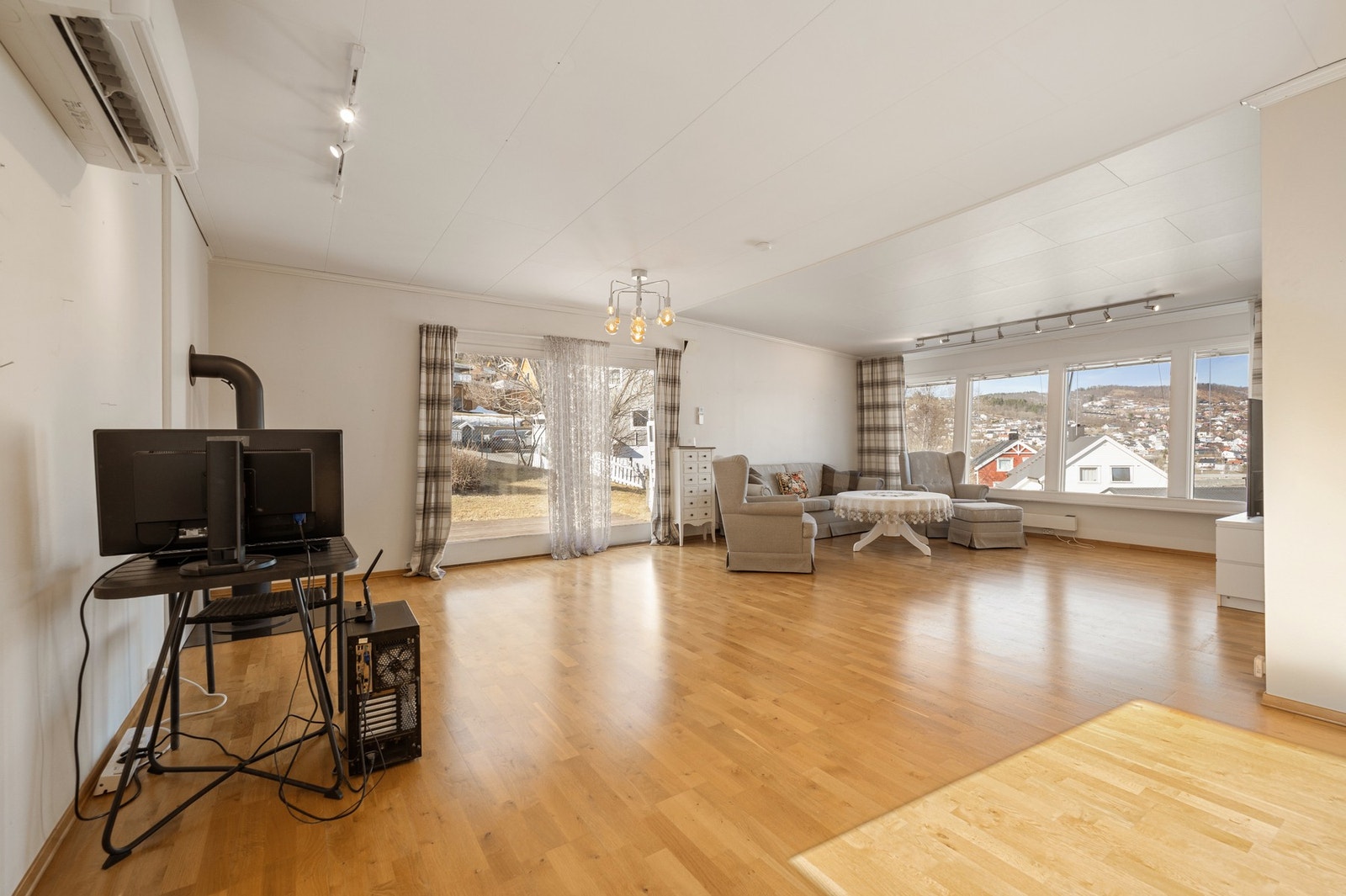 Skyvedør med utgang til terrassen fra stuen Galleribilde