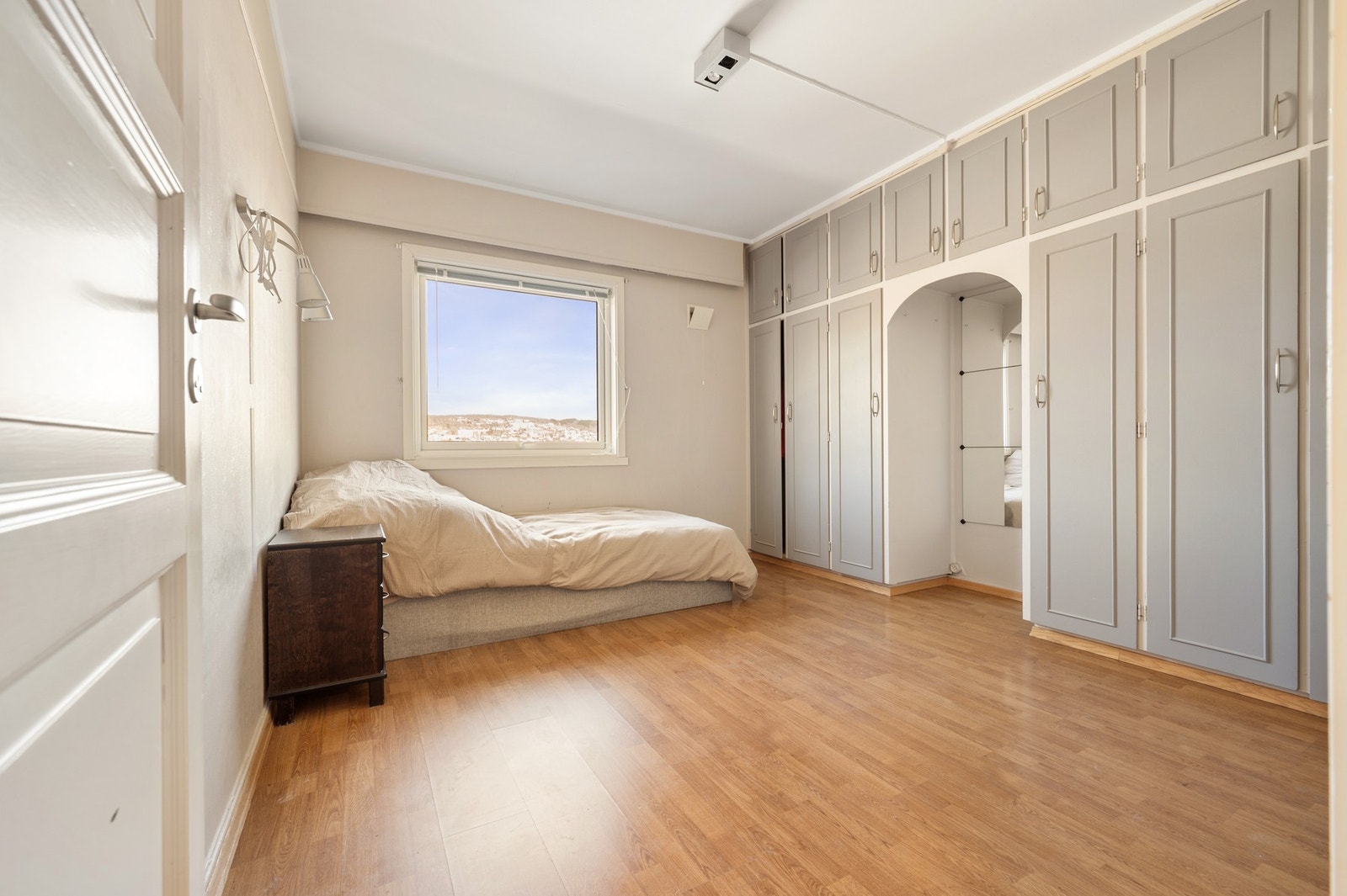 Det er to soverom i boligens hovedetasje Galleribilde