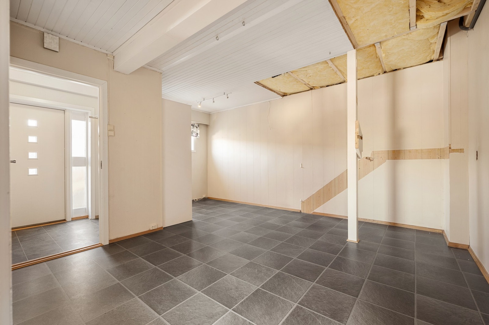 Hovedinngangen til boligen var tidligere nede. Nå er trappen fra etasjen over fjernet og denne etasjen har vært utleid en periode (ikke godkjent utleiedel) Galleribilde