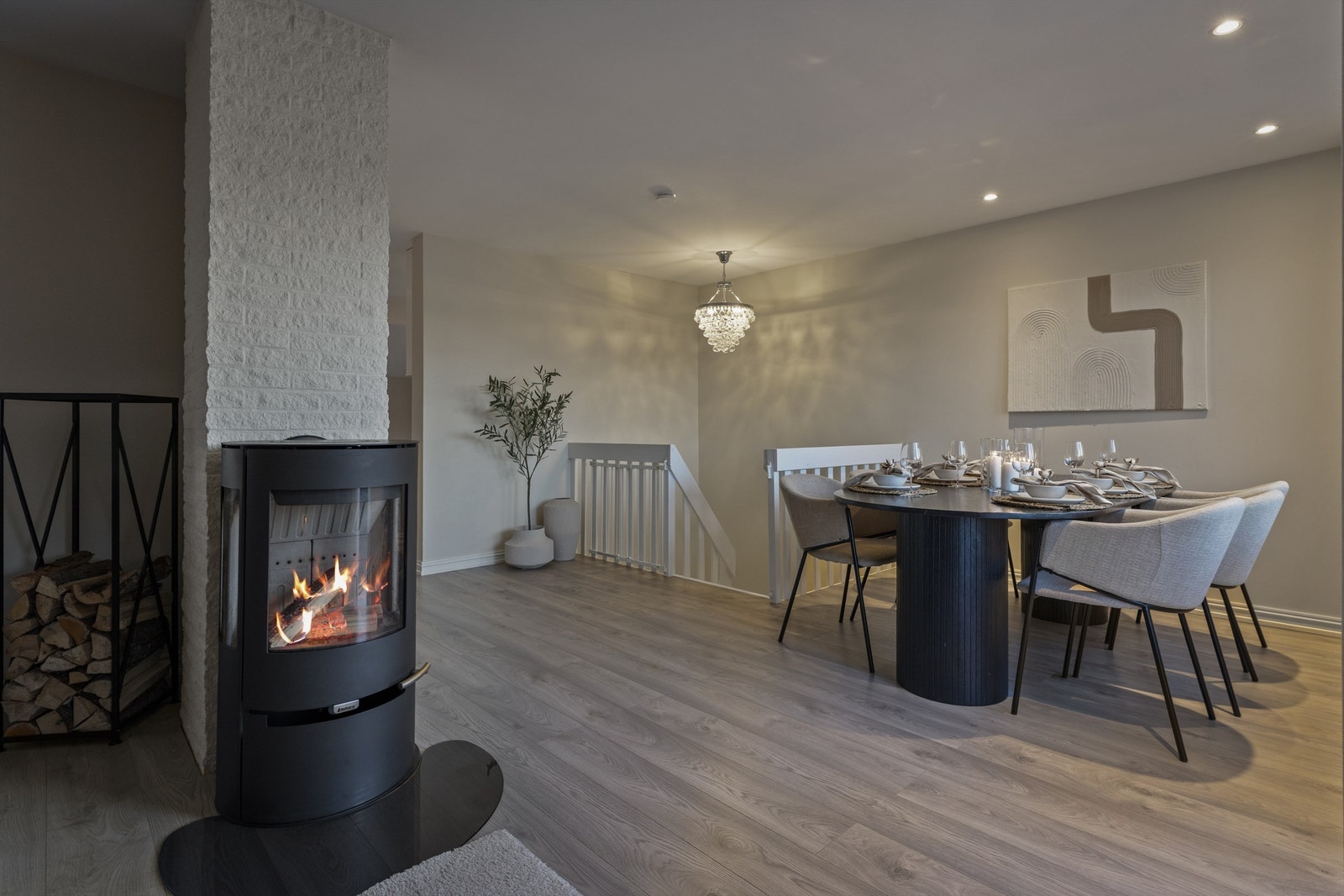 I tilknytning til stuen er det plass til spisegruppe i egen sone med downlights i himling Galleribilde