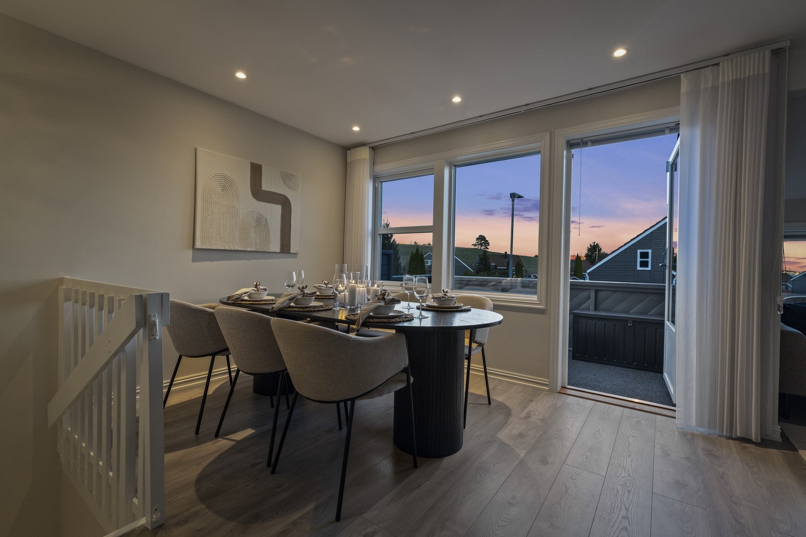 Innholdsrik og påkostet halvpart tomannsbolig over 2 plan med flere solrike uteplasser. Foto: MarikaFoto Galleribilde