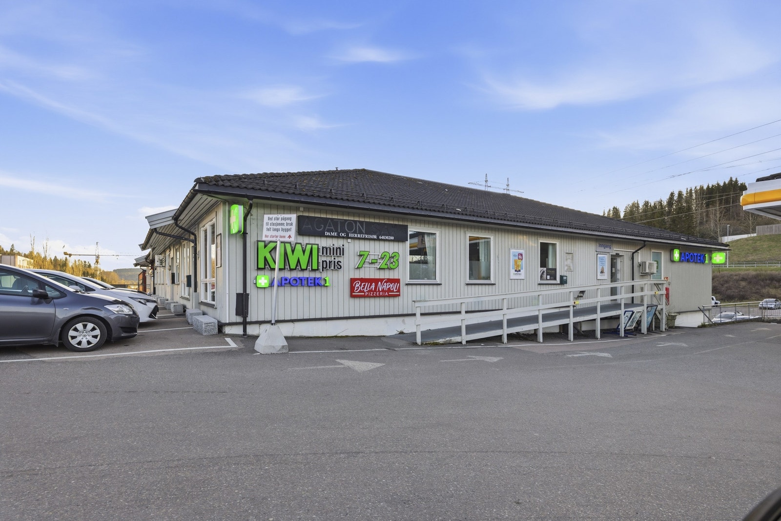 I kort avstand fra boligen finner man en rekke servicetilbud, med blant annet Kiwi, apotek, frisør og pizzarestaurant Galleribilde