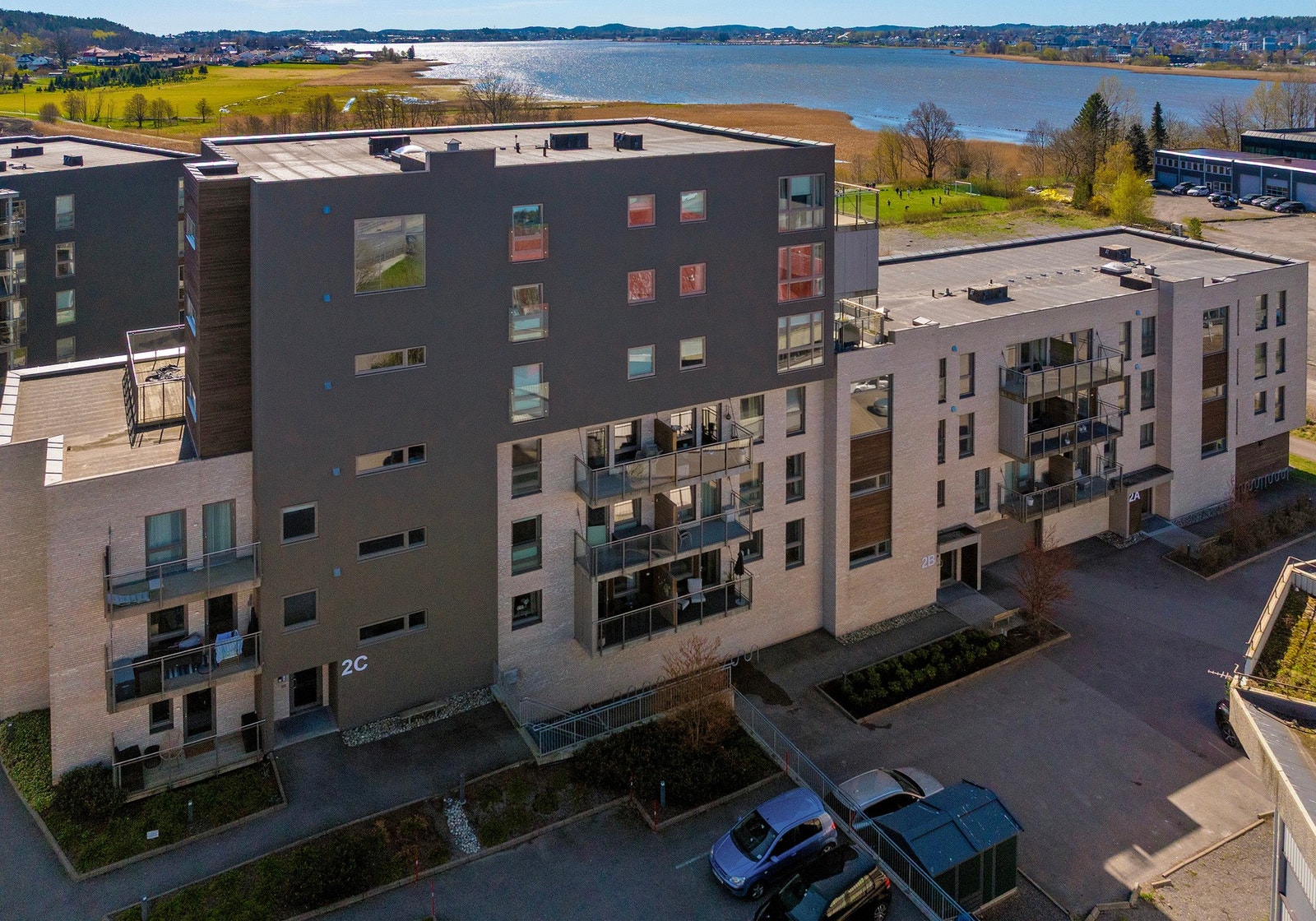 Balkong og terrasse på begge sider av en flott og gjennomgående leilighet. Galleribilde