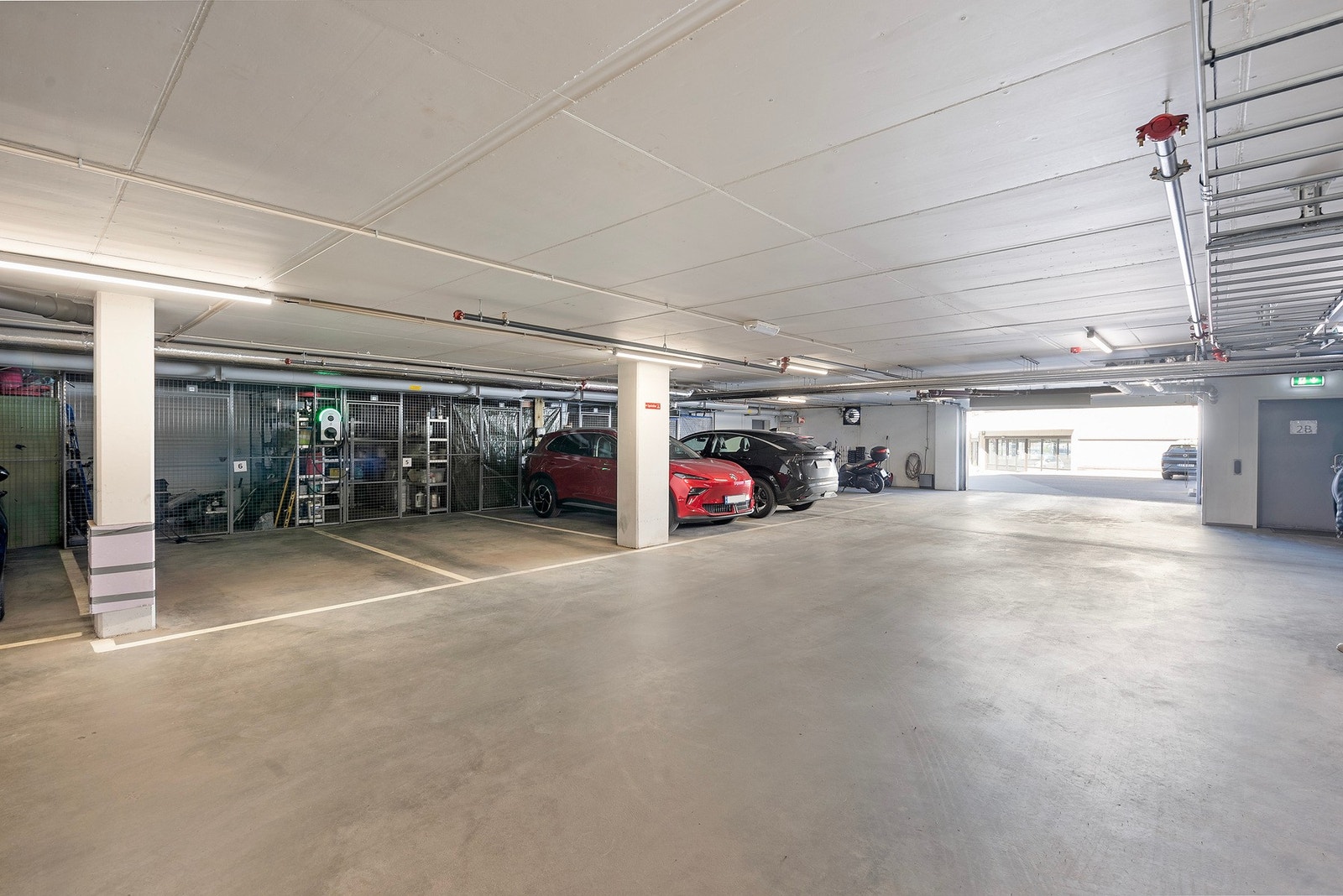 Parkeringsplass med el-billader i lukket kjelleranlegg. Enkel adkomst med heis. Galleribilde