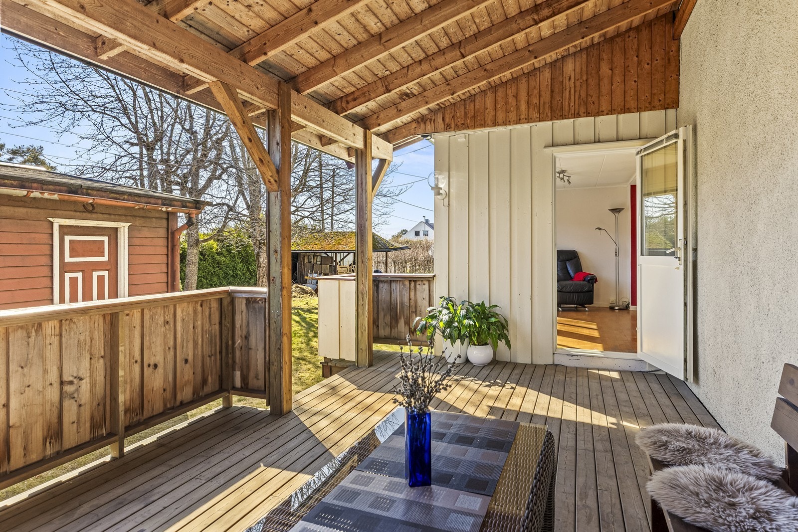 Overbygget terrasse med utgang til hage Galleribilde