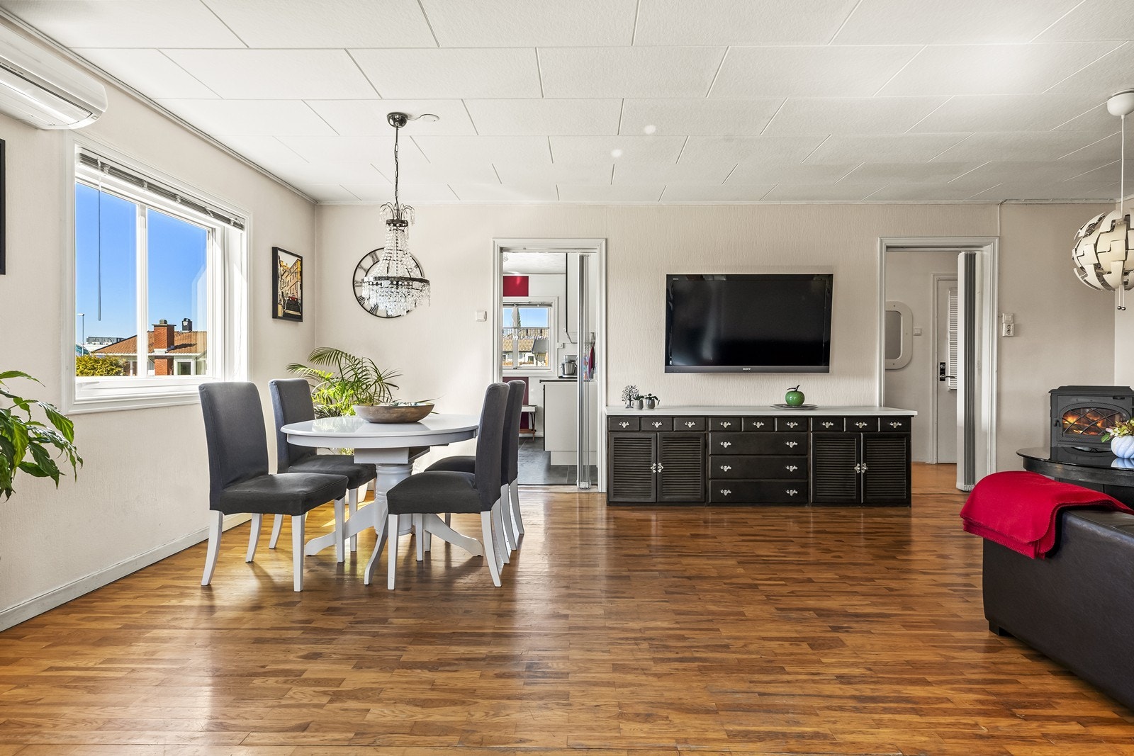 Stuen er romslig og det er plass til både sofagruppe og spisebord Galleribilde