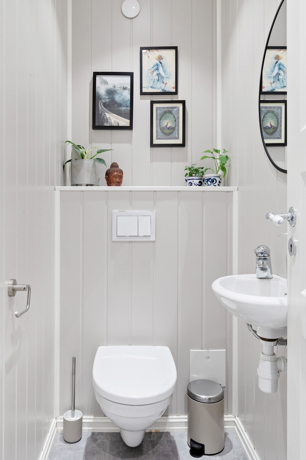 Vegg i vegg med badet finner du et praktisk separat toalettrom. Galleribilde
