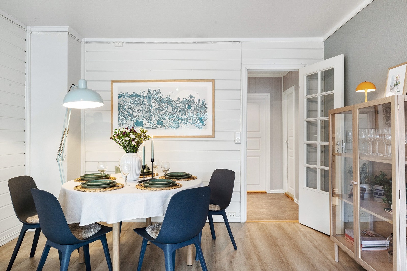 Boligen tilhører et veldrevet borettslag i et rolig og familievennlig område, med romslige grøntarealer og flere lekeplasser i nærmiljøet. Galleribilde