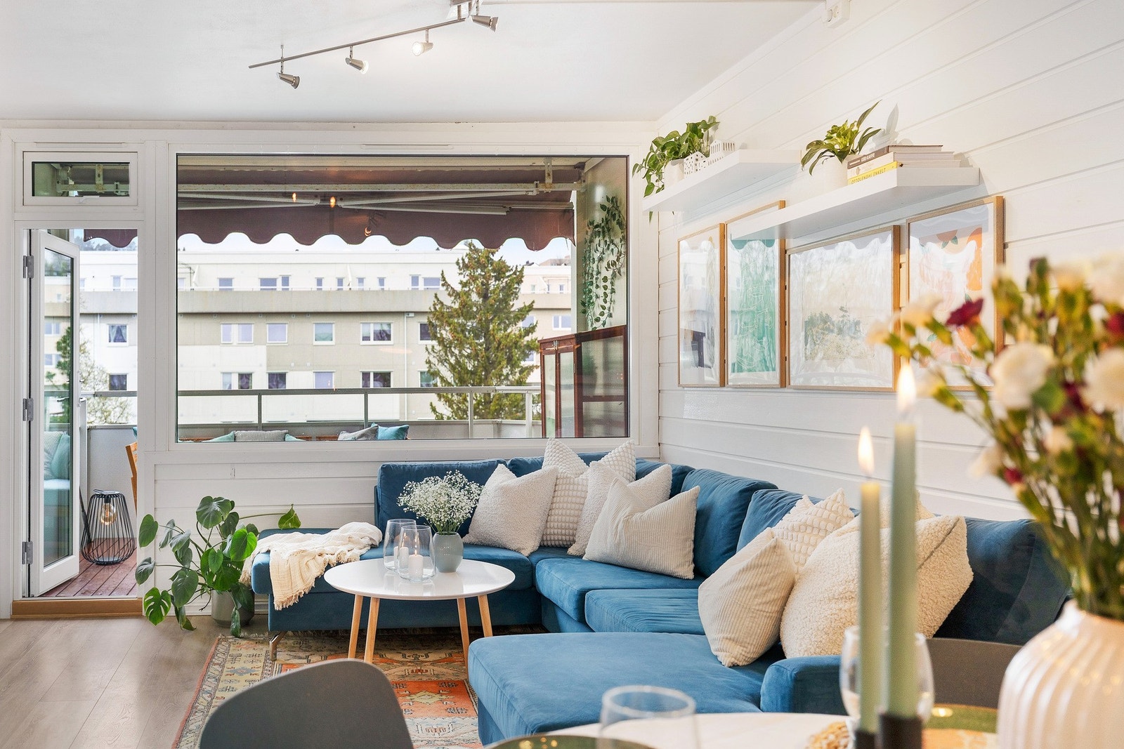 Stuen har en generøs størrelse på 22 kvadratmeter og fremstår som lys og luftig, med rikelig naturlig lysinnslipp fra store vindusflater. Galleribilde