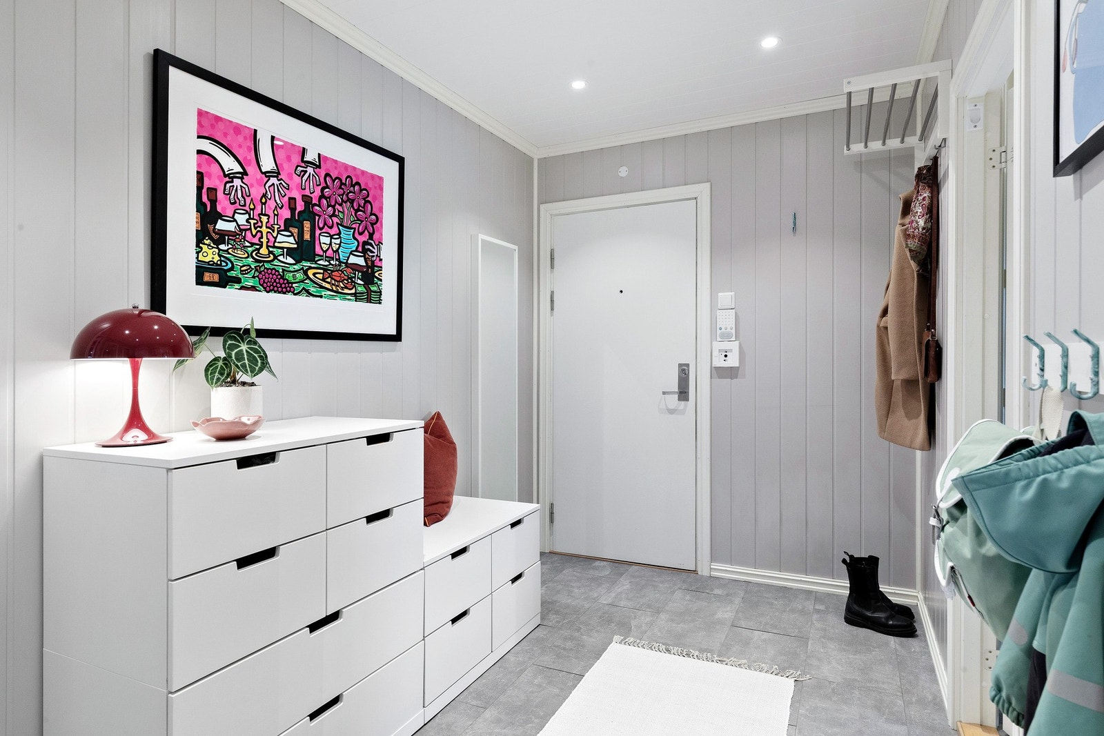 Entréen byr på gode oppbevaringsmuligheter med plass til både sko, yttertøy og praktiske løsninger som bidrar til en ryddig og funksjonell hverdag. Galleribilde
