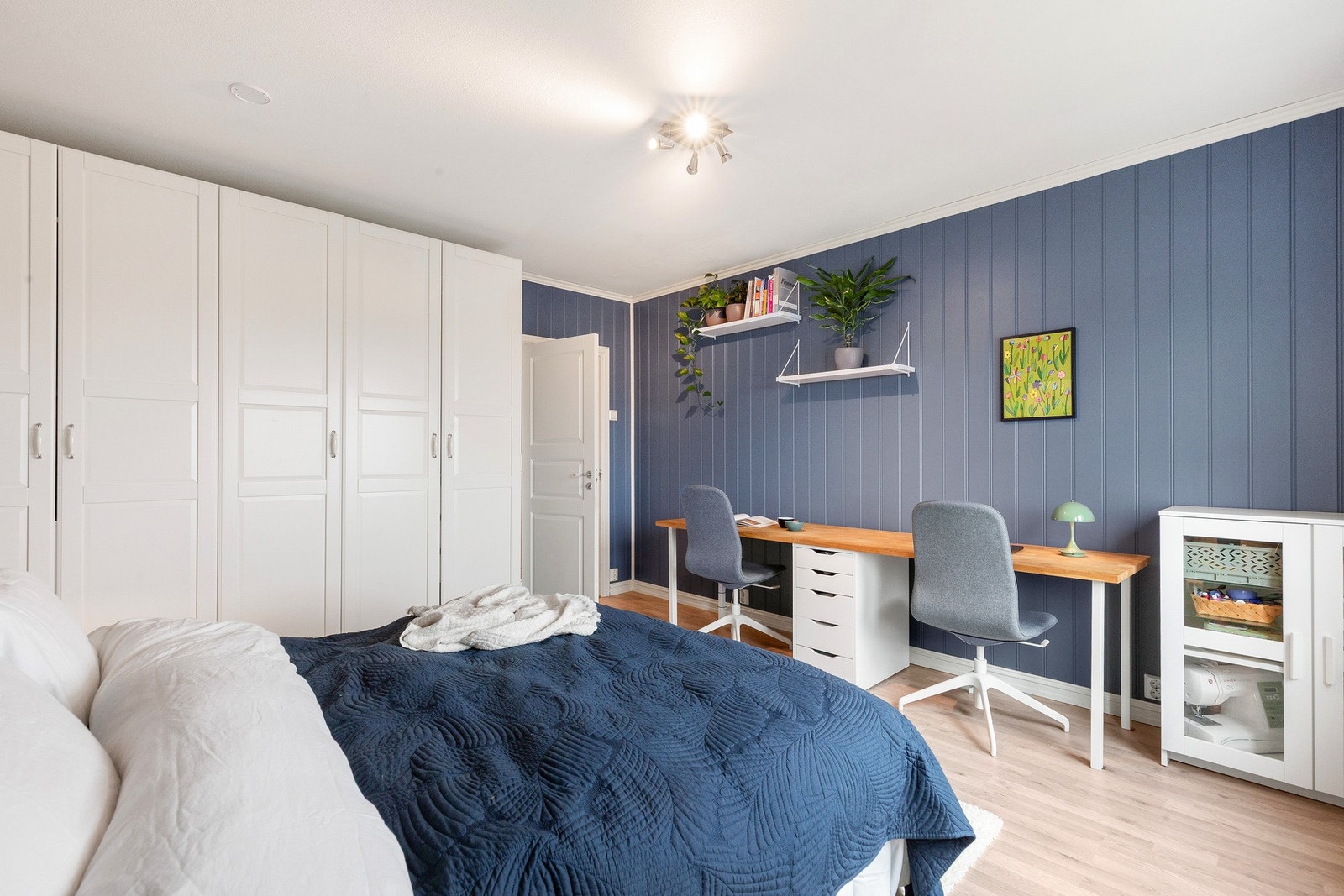 Her er det god plass til både romslig garderobeløsning og en praktisk arbeidsplass, noe som gir fleksible bruksmuligheter. Galleribilde