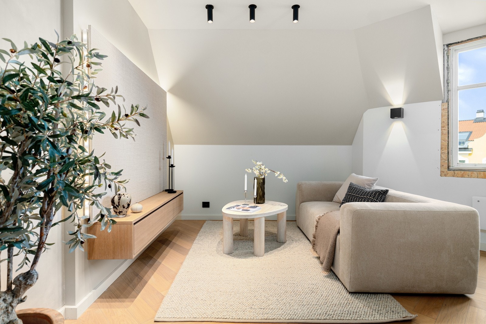Leiligheten har to nye takvinduer (2026) og to øvrige vinduer er bestilt og vil bli montert før overtakelse av leiligheten (bla. på stue som vist på bildet). Galleribilde