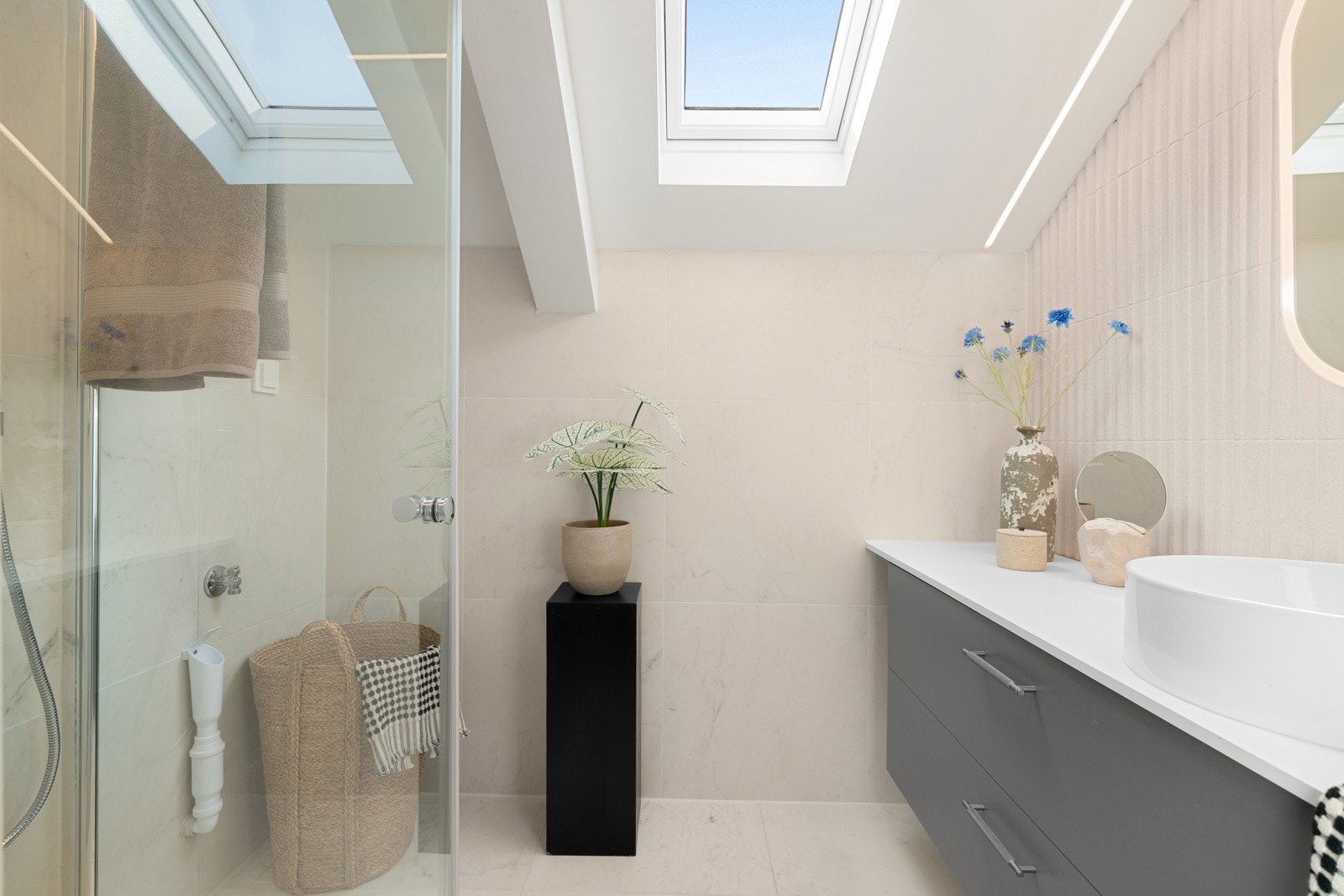 På badet er det varmekabler i gulv, samt opplegg for vaskemaskin. Galleribilde