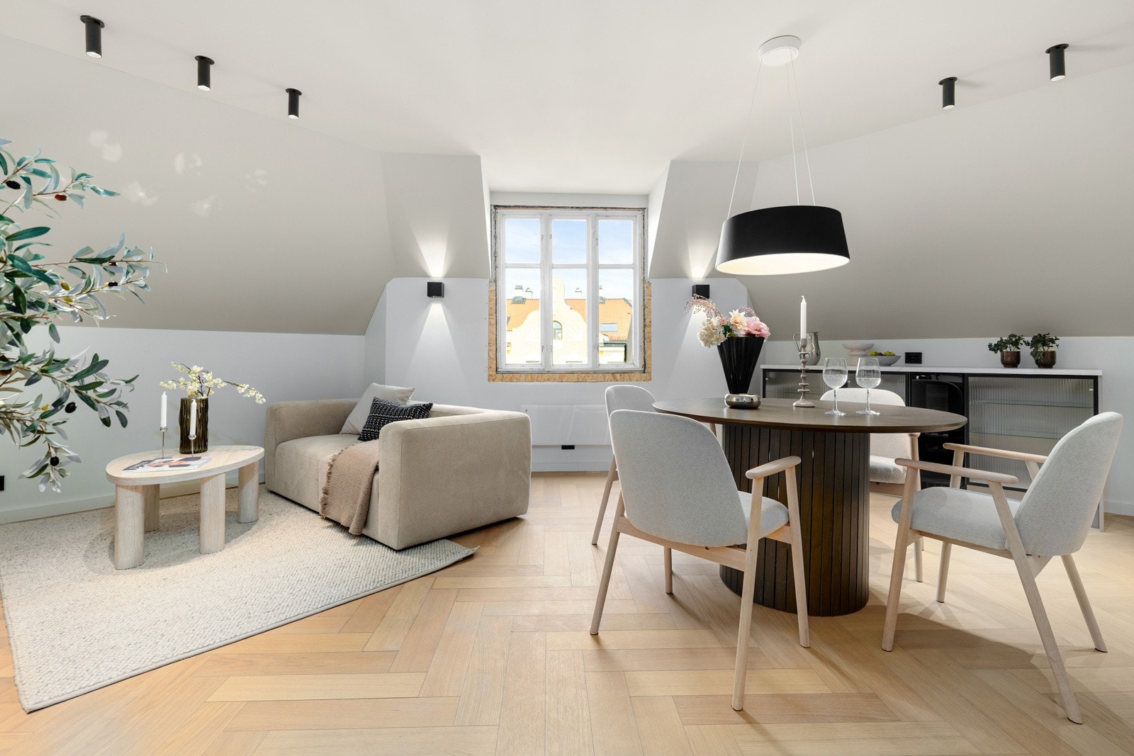 Leiligheten er betydelig oppgradert de senere årene. Her er smakfulle og eksklusive materialevalg gjennomgående for hele leiligheten. Galleribilde