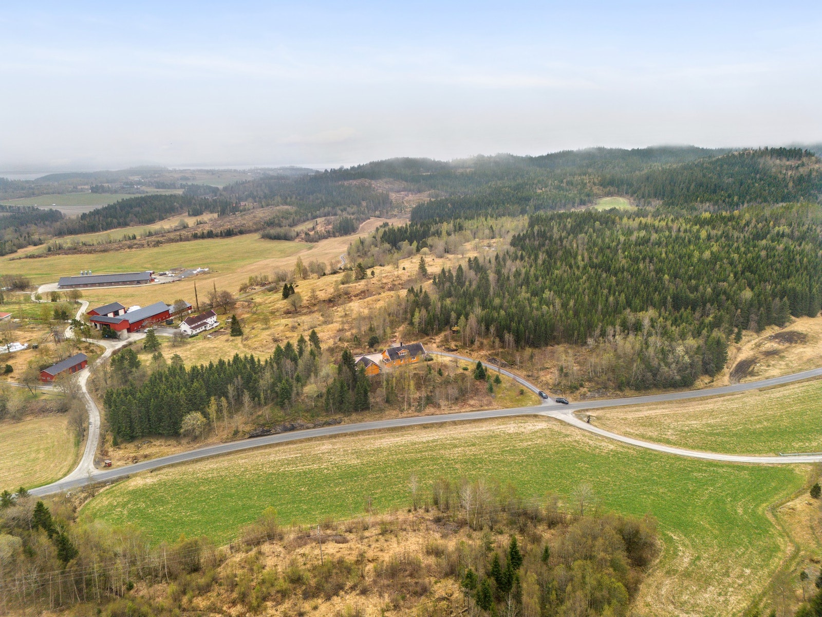 Asfaltert gårdsveg. Galleribilde