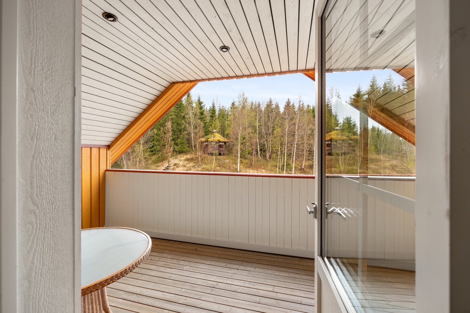 Utgang til balkong på ca 11 kvm. Takoverbygd med downlights. Galleribilde