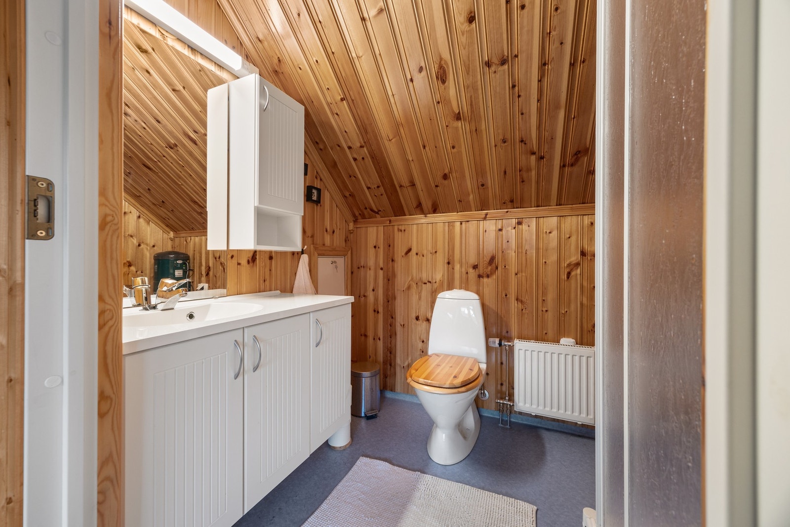 Bad - ca 3 kvm. Utstyrt med dusjkabinett, servantskap og toalett. Deler av badet er opprinnelig bod. Det foreligger ingen søknad om bruksendring og kjøper overtar risiko for dette. Galleribilde
