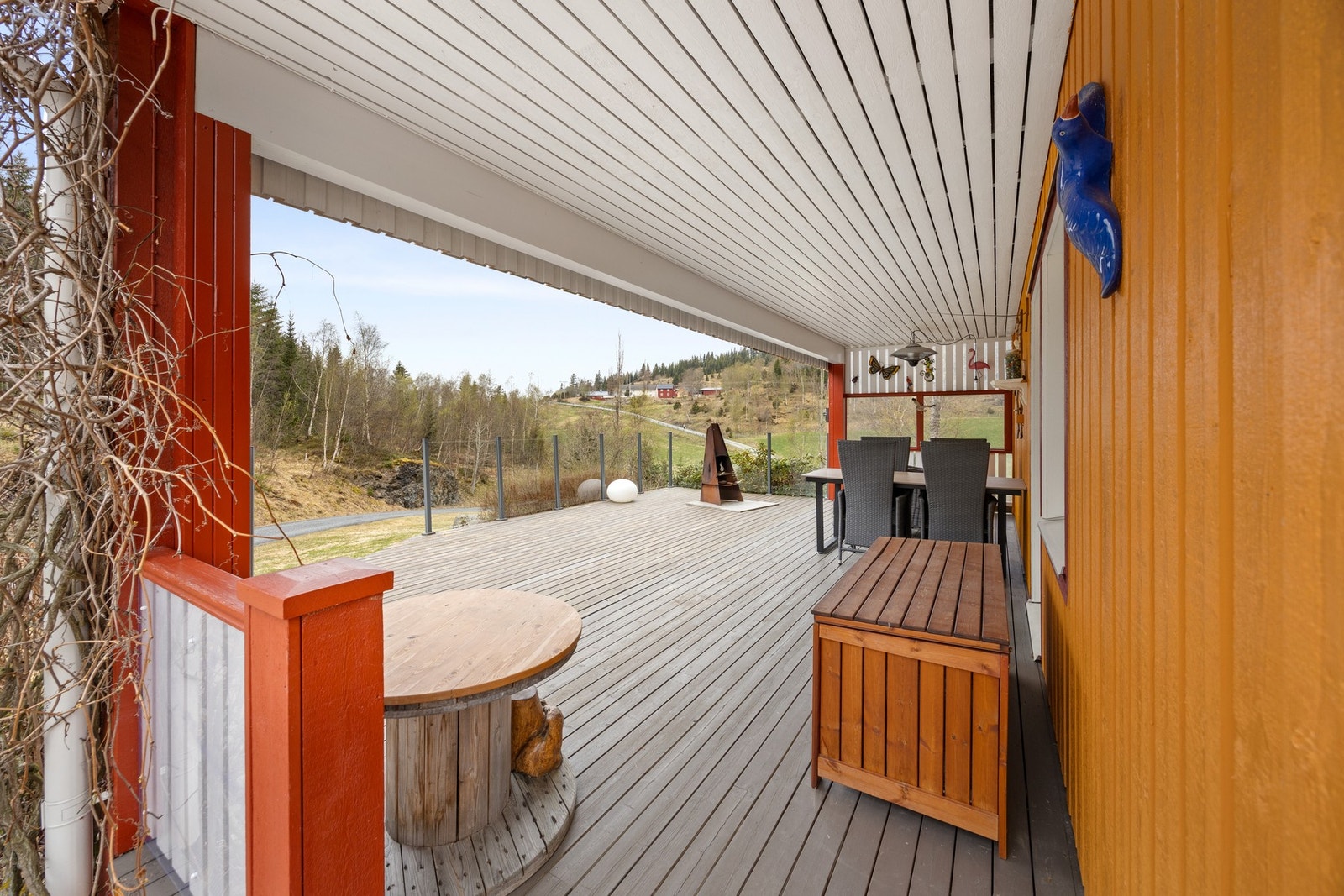 Terrasse - ca 41 kvm. Adkomst fra bakkeplan og via terrassedør fra stue. Galleribilde