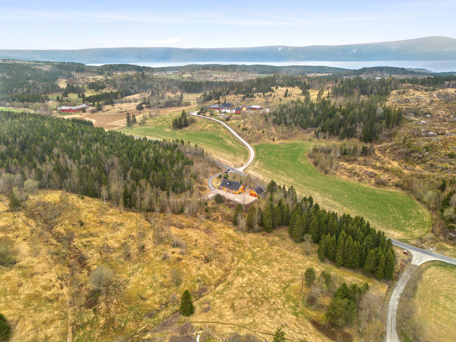 Det er ca 3,5 km til oppvekstsenter og ca 9 km til kommunesenteret med ungdomsskole, videregående, butikker, kulturhus etc. Galleribilde