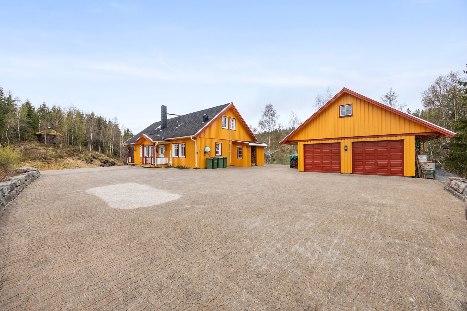 Velholdt eiendom med en romslig og steinbelagt gårdsplass som gir et godt førsteinntrykk! Galleribilde