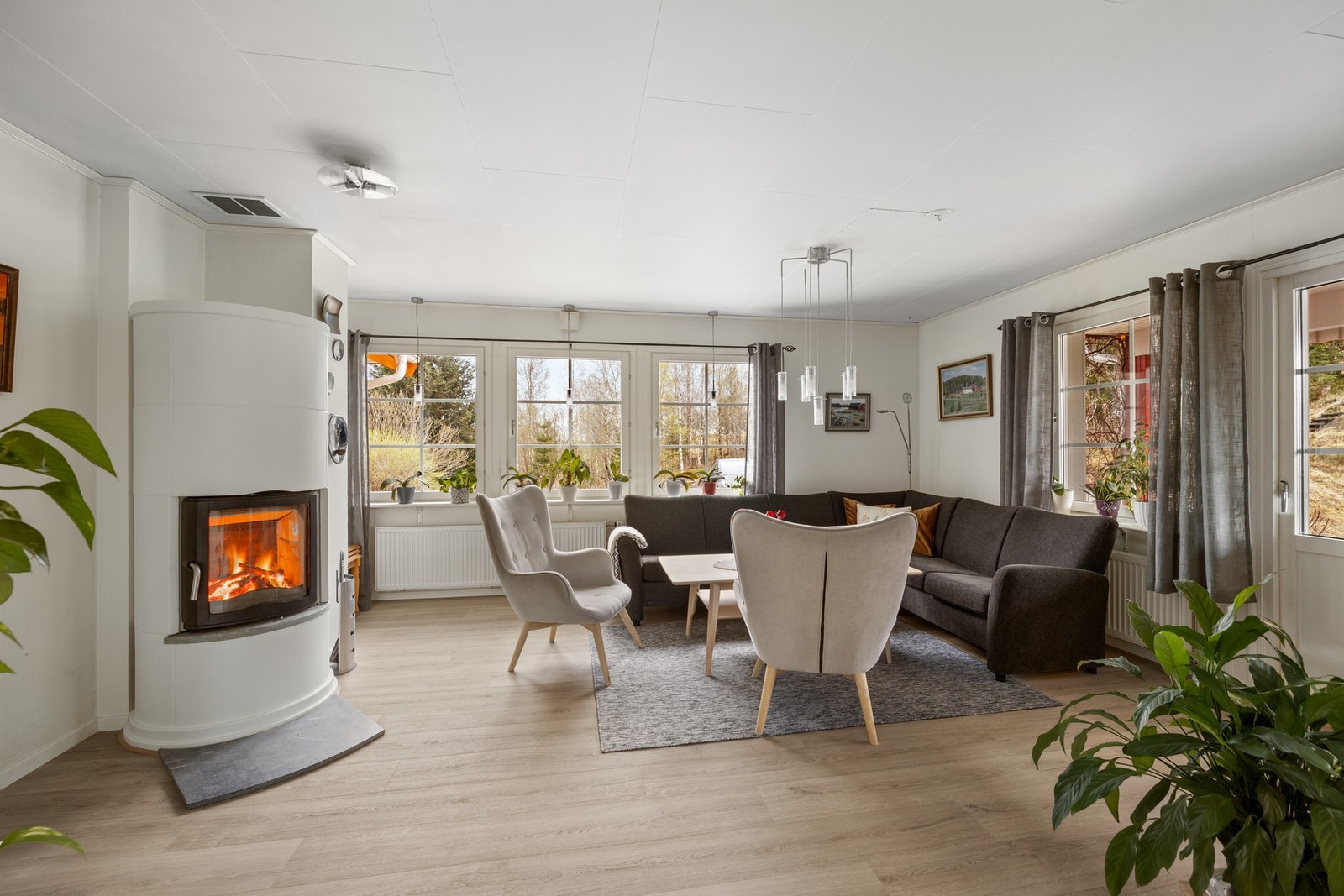 Boligen har oppvarming fra vannbåren varme via radiatorer, varmepumpe, strøm og vedfyring. Galleribilde